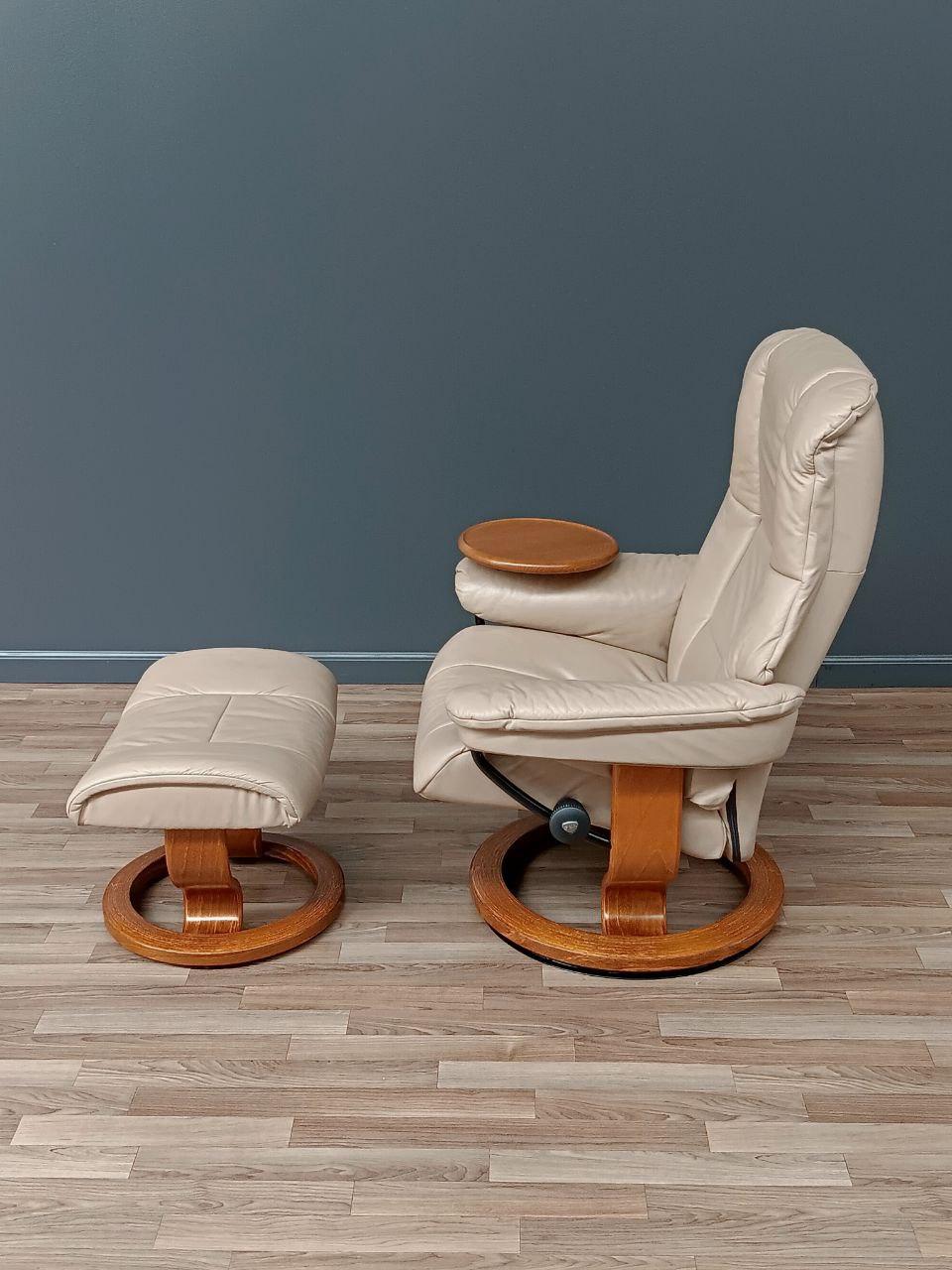 Ekornes Stressless Tan Leather Reclining Swivel Lounge Chair with End Table & Ot In Good Condition In Los Angeles, CA