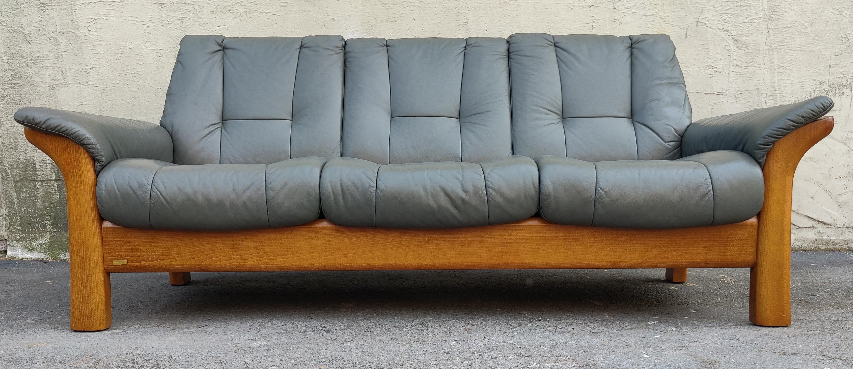 Buckingham-Sofa mit niedriger Rückenlehne aus Teakholz und Schiefergrauem Leder, Norwegen (Norwegisch) im Angebot
