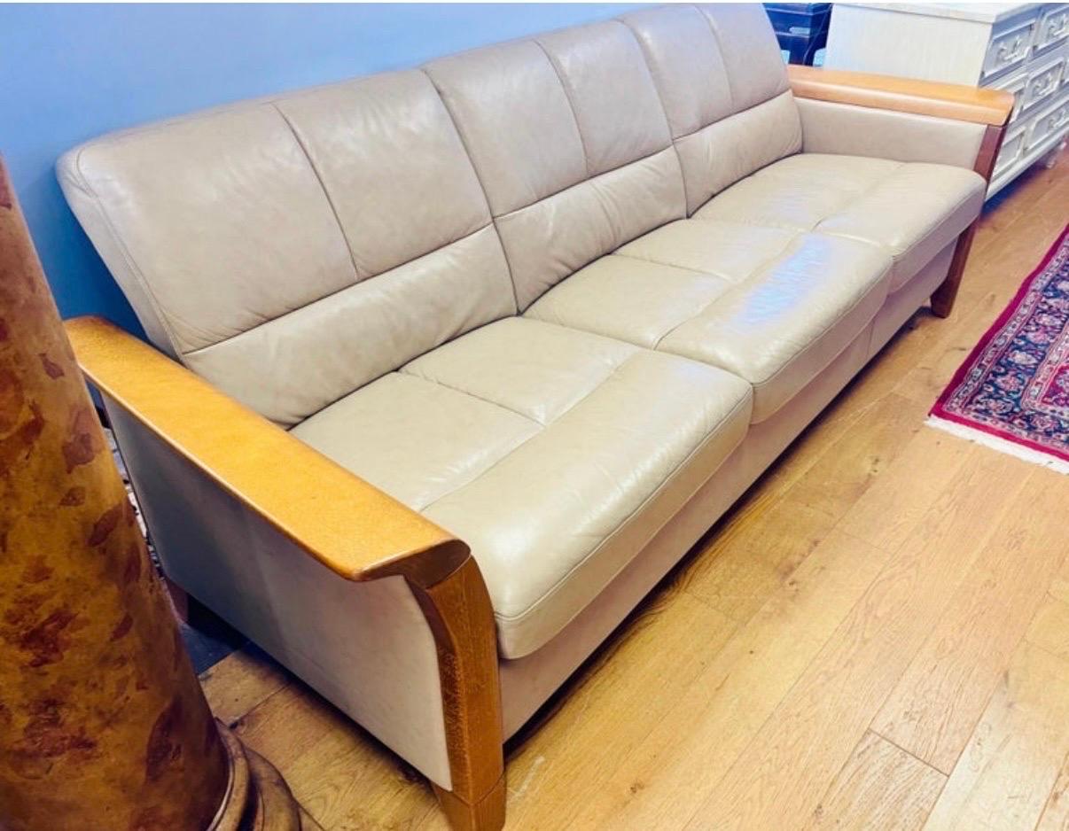 Ekornes Stressless Sofá Oslo de teca y piel Moderno escandinavo Fabricado en Noruega en venta 4
