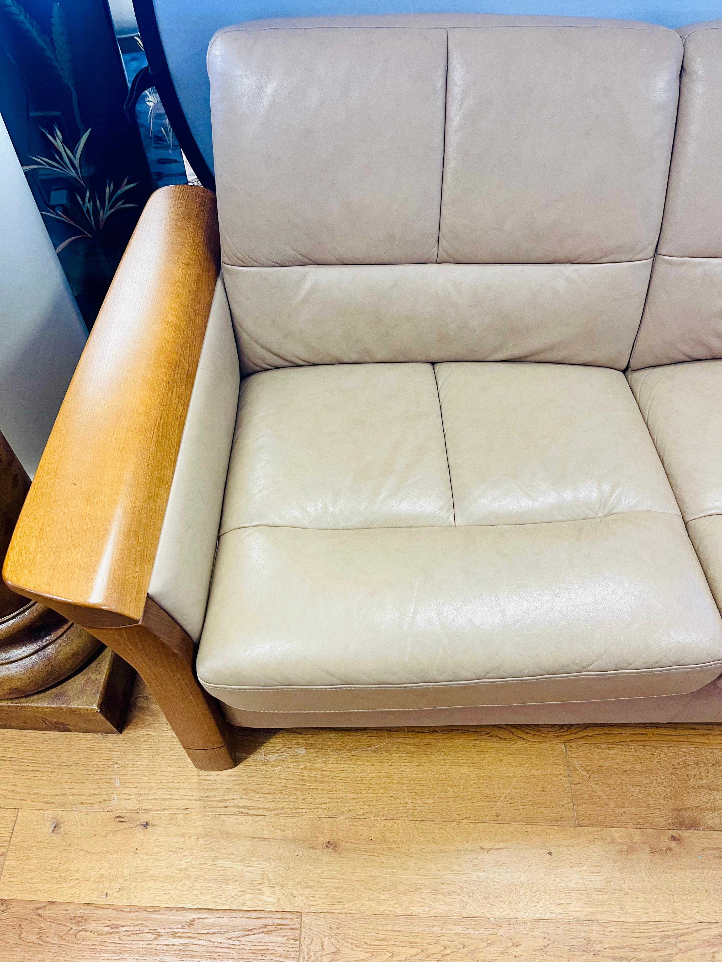 

Upgrade your living room with this stunning Ekornes Stressless Oslo leather sofa. This four-seater, mid-century modern style piece features a beautiful beige leather color that will add a touch of elegance to any space. Crafted in Norway, this