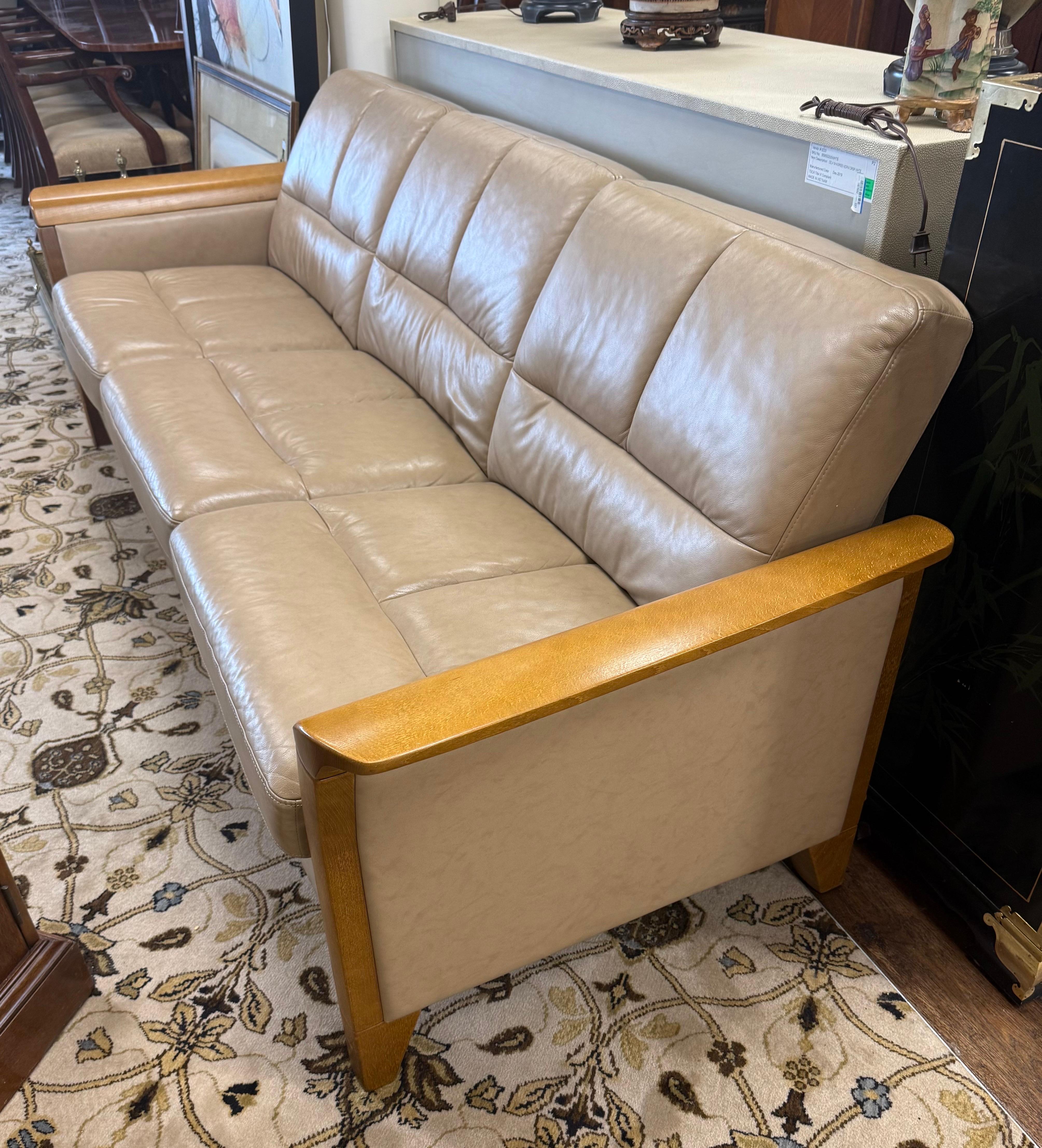 

Actualiza tu salón con este impresionante sofá de piel Ekornes Stressless Oslo. Esta pieza de cuatro plazas, de estilo moderno de mediados de siglo, presenta un bonito color beige de cuero que añadirá un toque de elegancia a cualquier espacio.