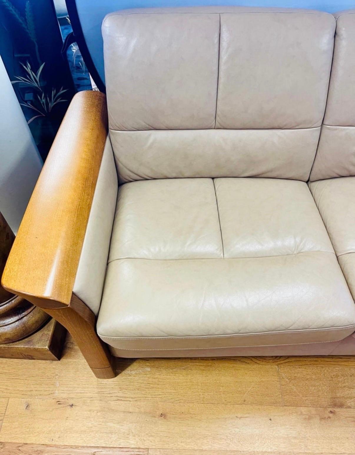 Ekornes Stressless Sofá Oslo de teca y piel Moderno escandinavo Fabricado en Noruega en Bueno estado para la venta en West Hartford, CT