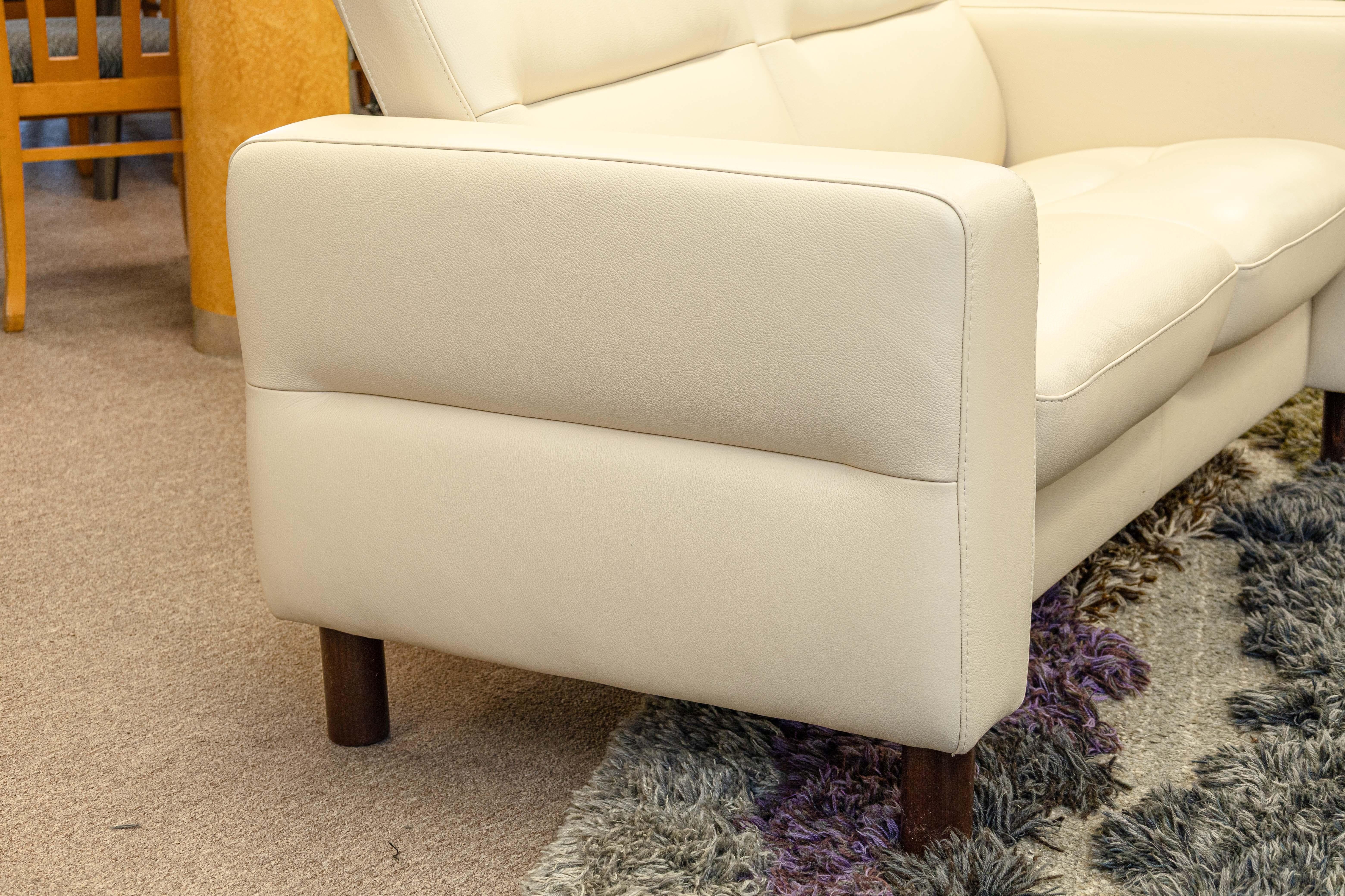 Ekornes Stressless Wave Lowback Contemporary Loveseat with Cori Vanilla Leather In Good Condition For Sale In Keego Harbor, MI