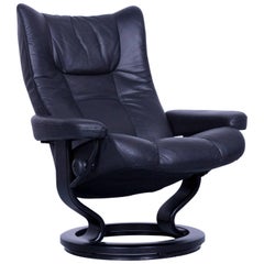 Ekornes Stressless Wing Sessel, moderner Liegesessel aus schwarzem Leder