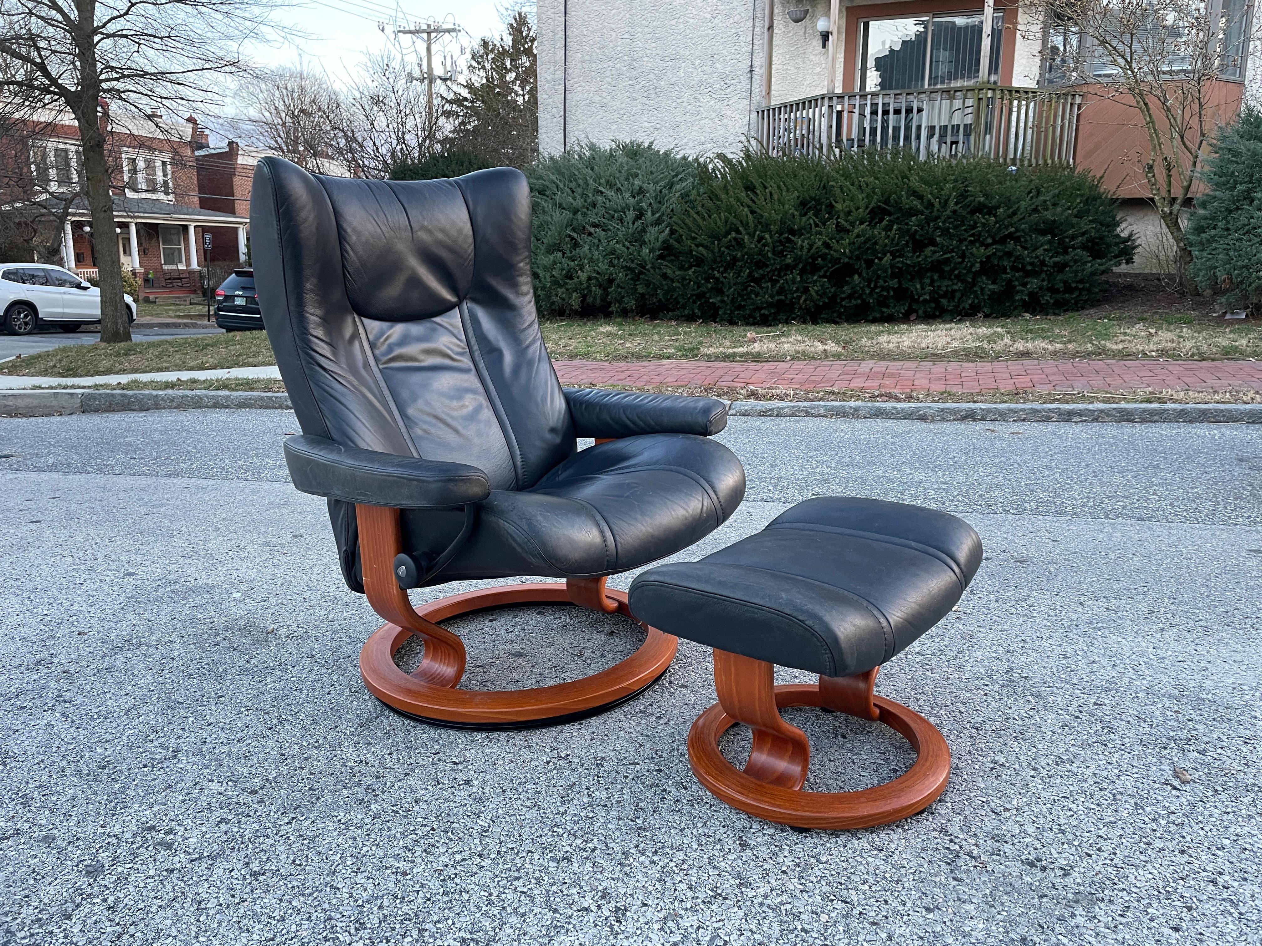 A beautiful Ekornes stressless black leather recliner lounge chair with matching ottoman. Big and cozy, this is one of Ekornes' most sought-after models. Recliner locks work well. No rips or serious scratches.

The chair measures 33” wide x 29”