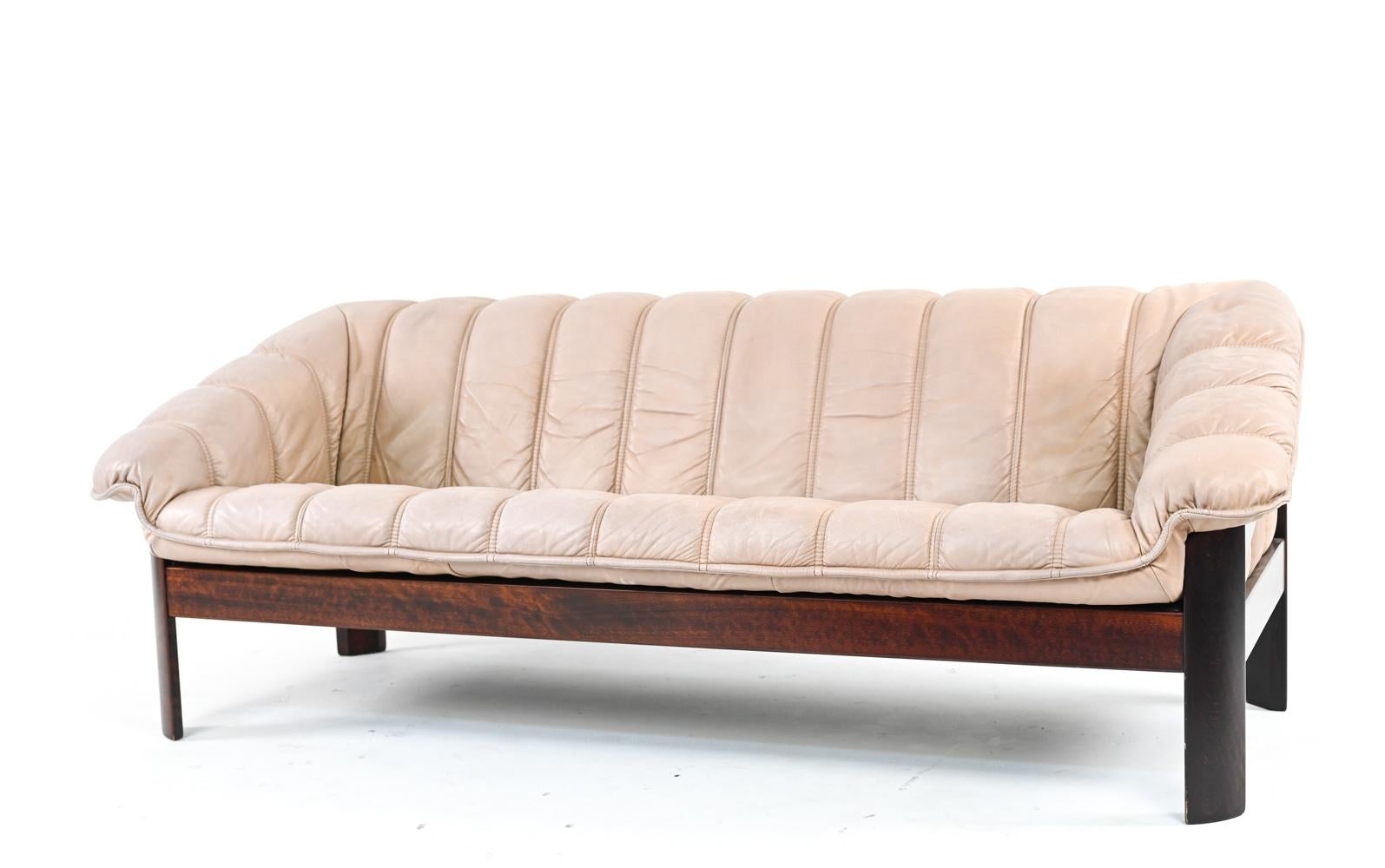 Ekorness Norwegen Mid-Century Sofa & Loveseat aus taupefarbenem Leder im Angebot 5