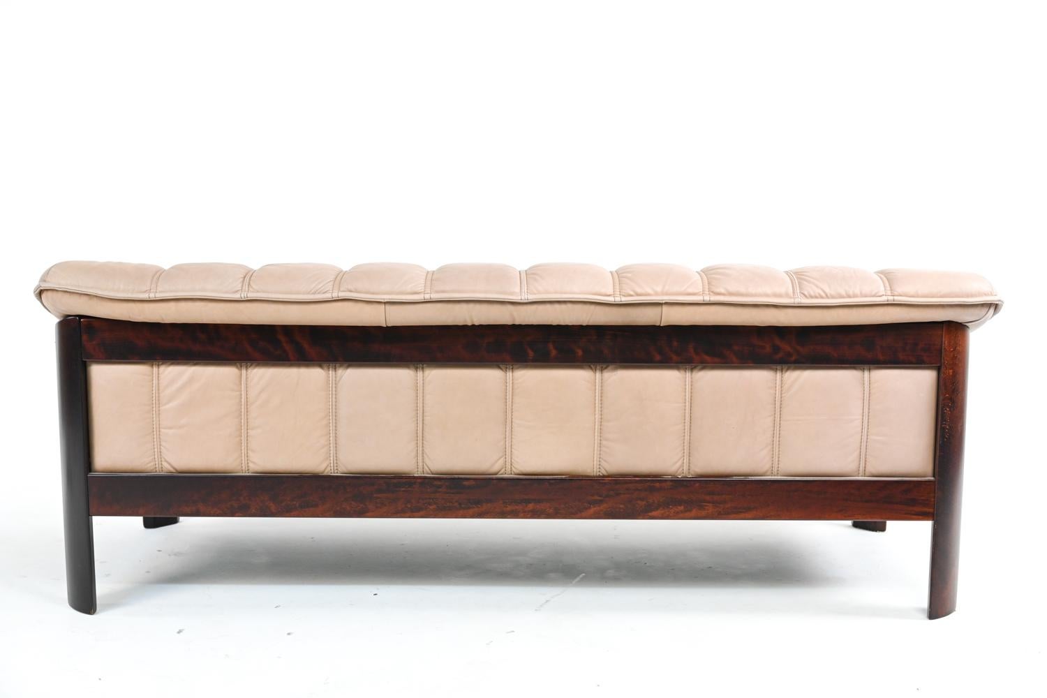 Ekorness Norwegen Mid-Century Sofa & Loveseat aus taupefarbenem Leder im Angebot 9