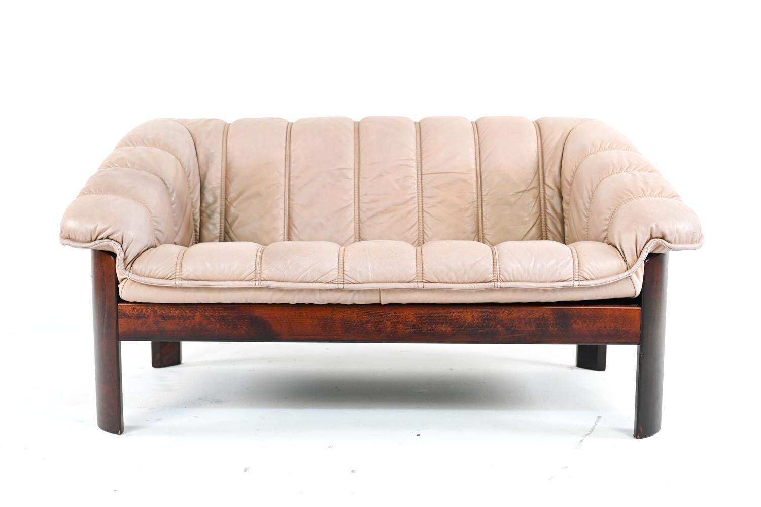 Machen Sie Ihren Wohnraum unvergesslich mit diesem kultigen Sofa und Liegesofa von Ekorness of Norway. Die kanalgenähten Kissen aus schön patiniertem taupefarbenem Leder ruhen auf einem Gestell aus gemasertem Buchenholz, das mit einer satten