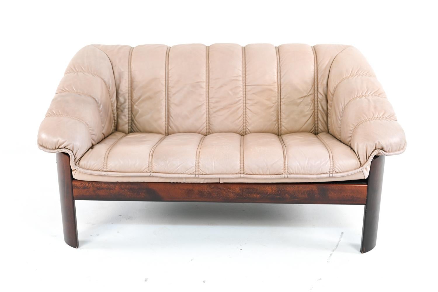 Ekorness Norwegen Mid-Century Sofa & Loveseat aus taupefarbenem Leder (Moderne der Mitte des Jahrhunderts) im Angebot