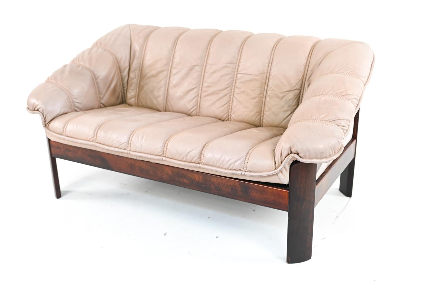Ekorness Norwegen Mid-Century Sofa & Loveseat aus taupefarbenem Leder im Zustand „Gut“ im Angebot in Norwalk, CT