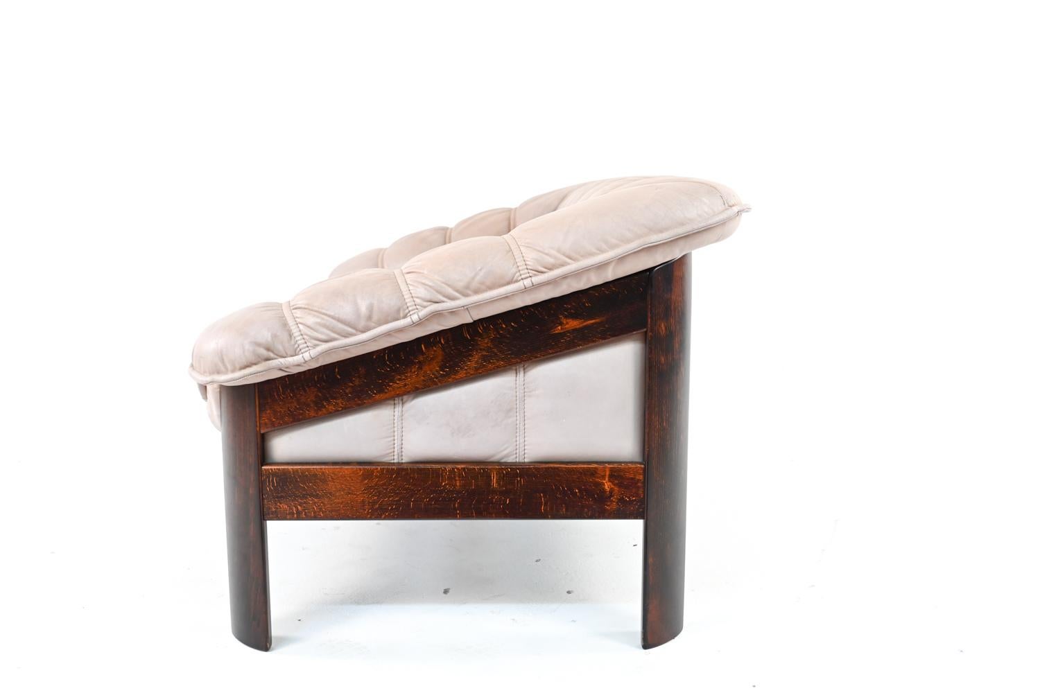 Ekorness Norwegen Mid-Century Sofa & Loveseat aus taupefarbenem Leder (20. Jahrhundert) im Angebot