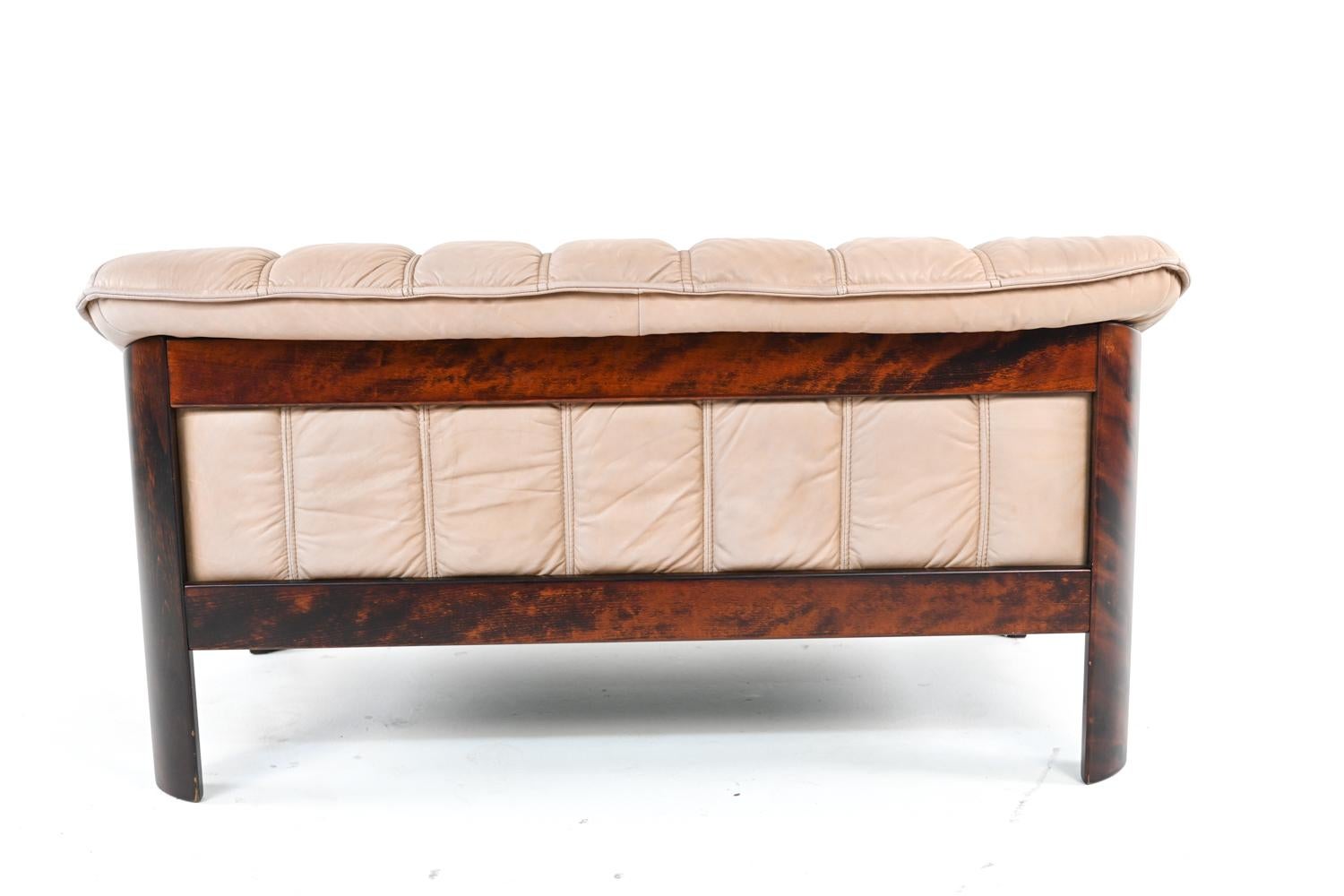 Ekorness Norwegen Mid-Century Sofa & Loveseat aus taupefarbenem Leder im Angebot 1