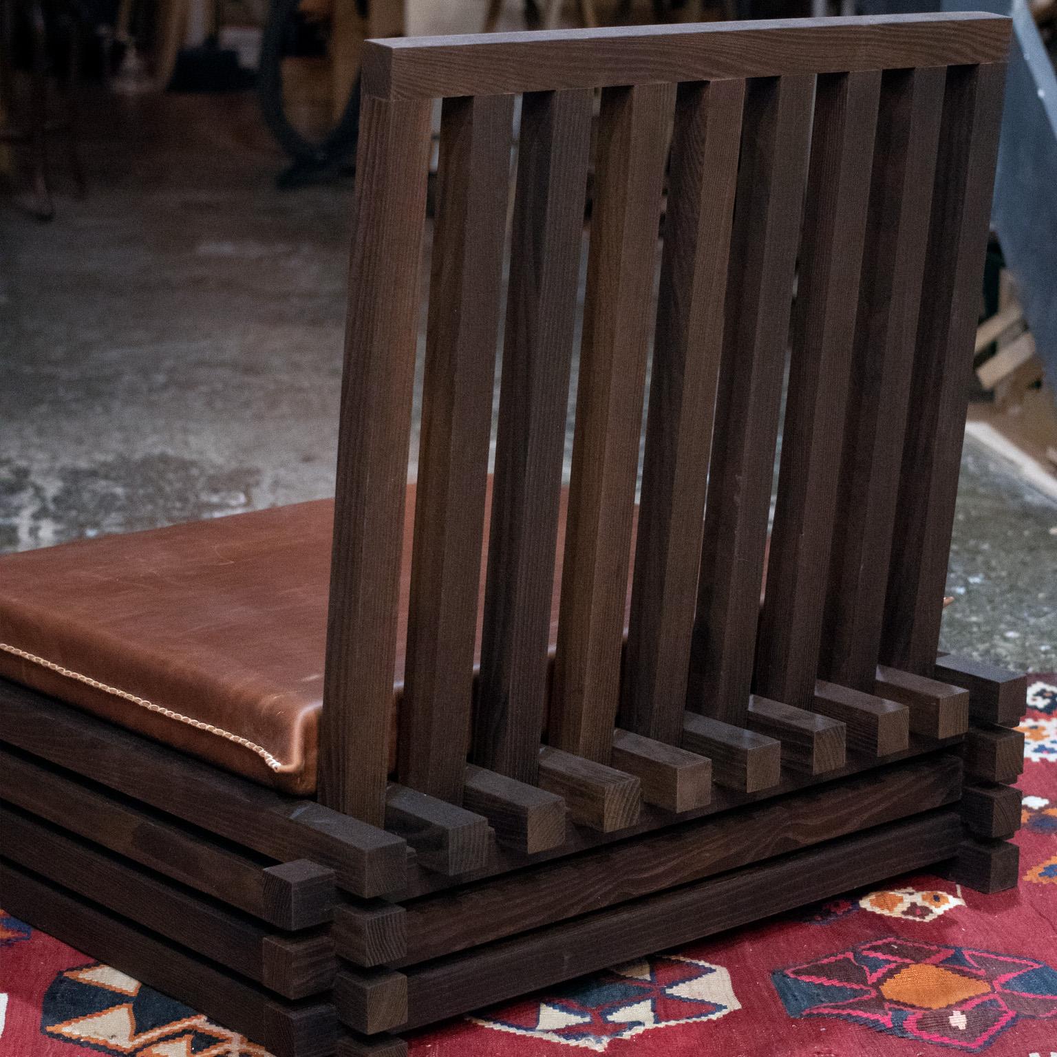 Der ekosi-Stuhl ist ein perfektes Beispiel für die Kraft der Einfachheit. Bei diesem Entwurf haben wir unseren Bodenstuhl auf seine Kernelemente reduziert, um ein Stück zu schaffen, das sowohl elegant als auch funktional ist.

Unser Ekosi-Stuhl