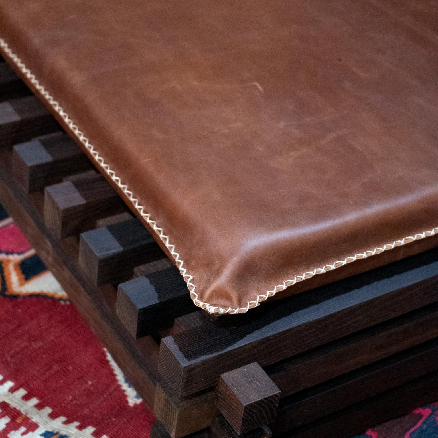 Moderne Chaise de sol Ekosi en frêne rôti et cuir brun foncé en vente