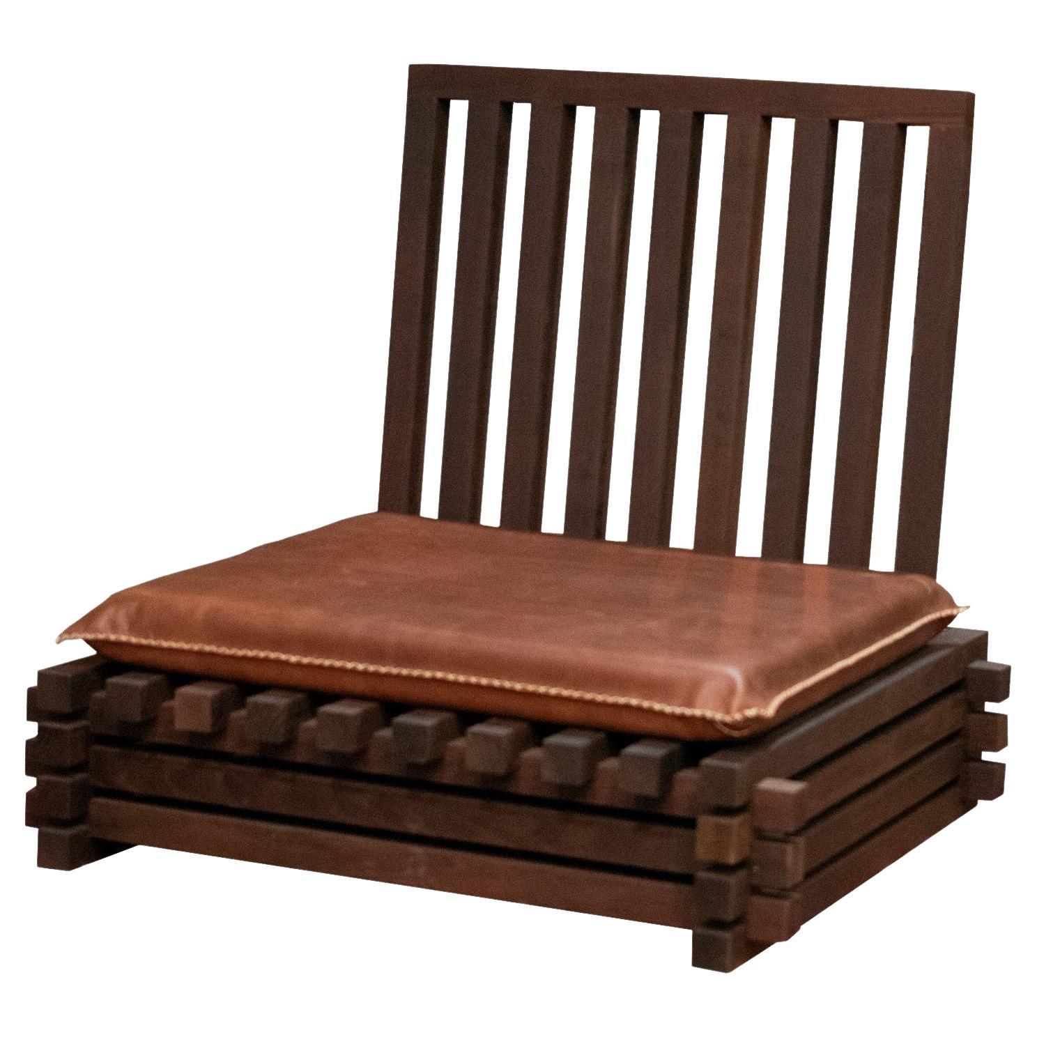 Chaise de sol Ekosi en frêne rôti et cuir brun foncé