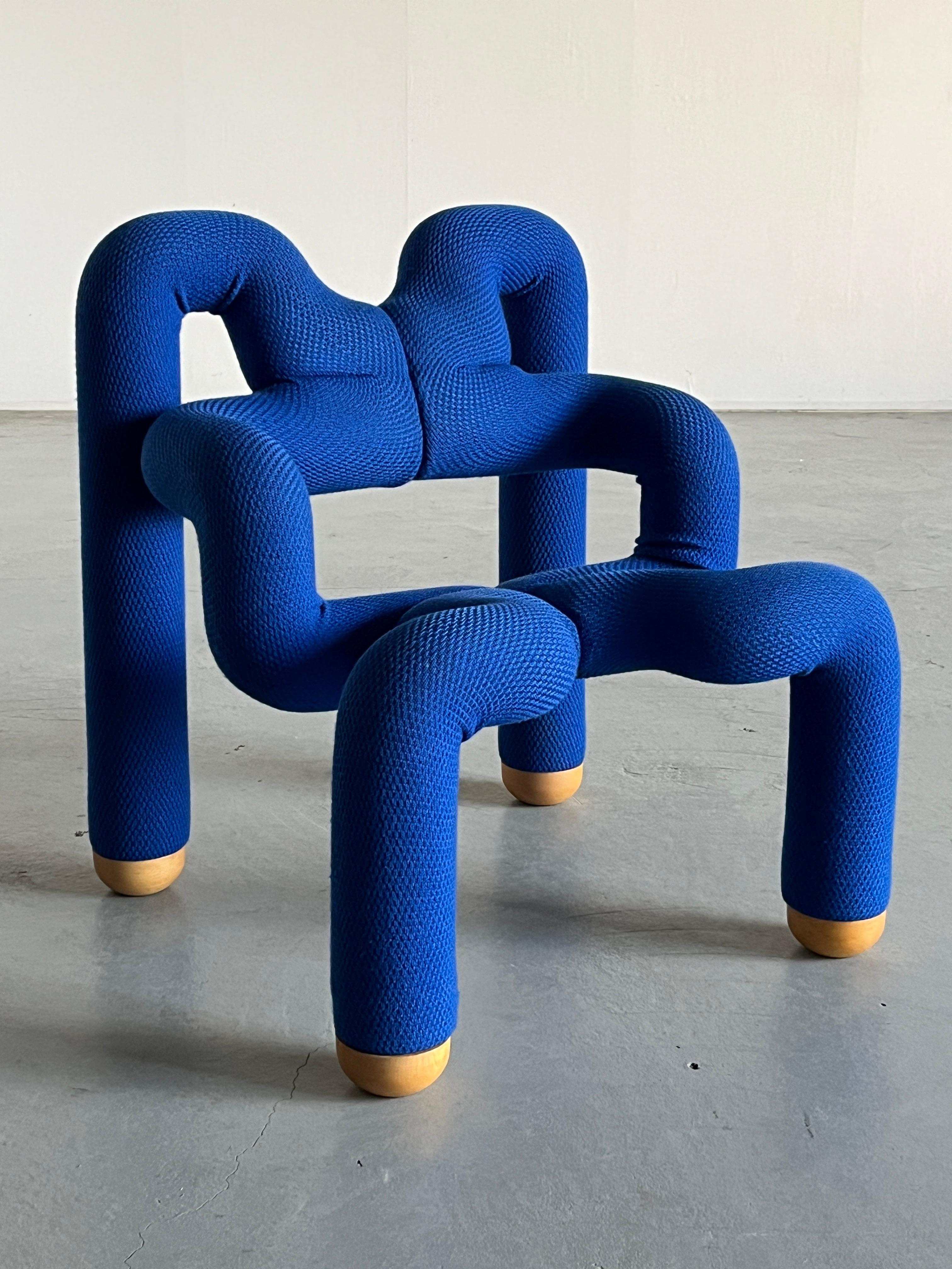 La chaise Ekstrem représente l'une des premières conceptions postmodernes de la Norvège. Ses géométries inattendues permettent de s'asseoir en avant, les pieds au sol, de côté, les jambes posées sur les accoudoirs, ou complètement en arrière,