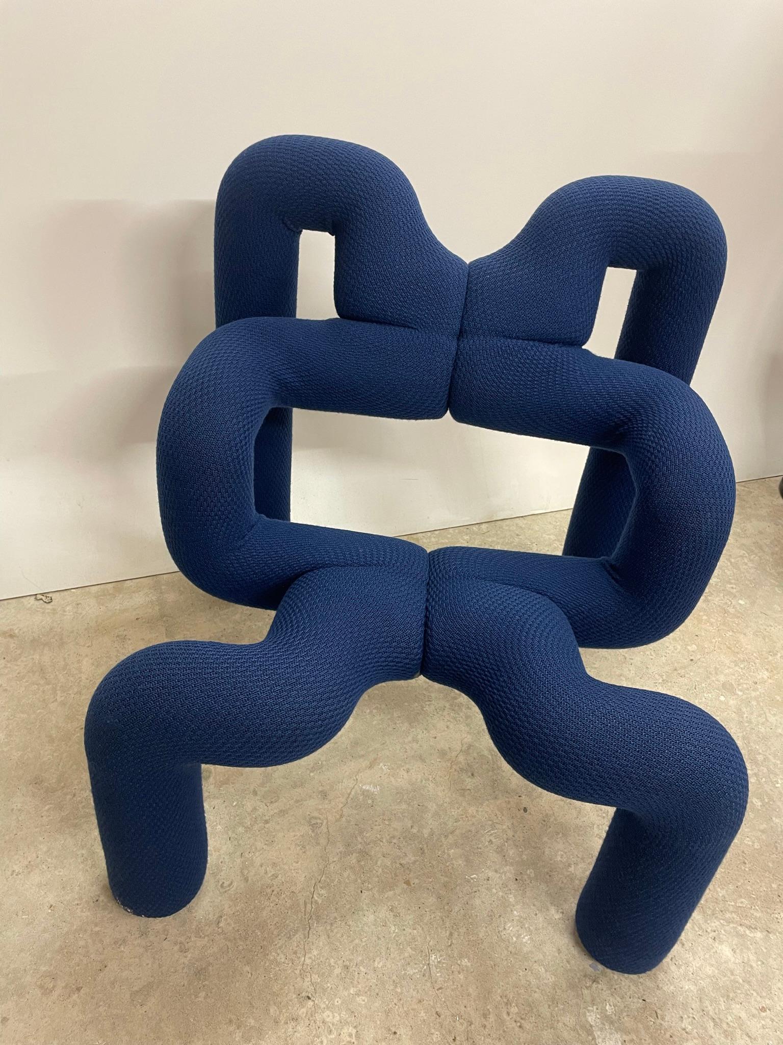 Ein Kunstwerk getarnt als Sessel! 

Dieser Loungesessel, der auch als Extreme Chair bekannt ist, kommt direkt aus Norwegen. Dieser abstrakte Entwurf stammte von Terje Ekstrom für Stokke Varier. Mit seiner ergonomischen Sitzfläche lädt er ein zum