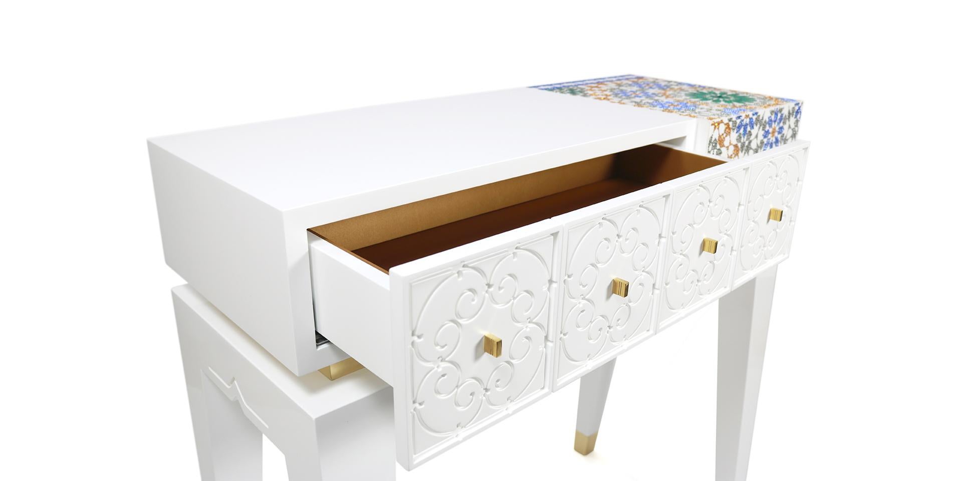 El Ba'ia console reflets the colours of architecture of the Marocan Palaces. The zellige art and its pattern is well represented in the counter through the swarovski crystals. Designers used, historically, zellige to decorate wonderful homes as a