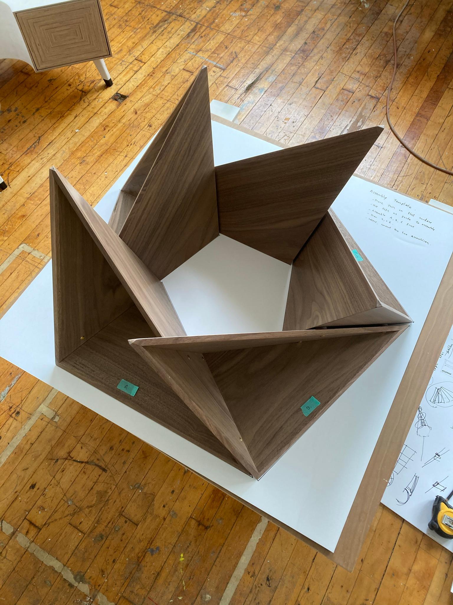 El Cangrejito, Pentagonal, Modularer Couchtisch aus Nussbaumholz von Louis Lim im Angebot 6