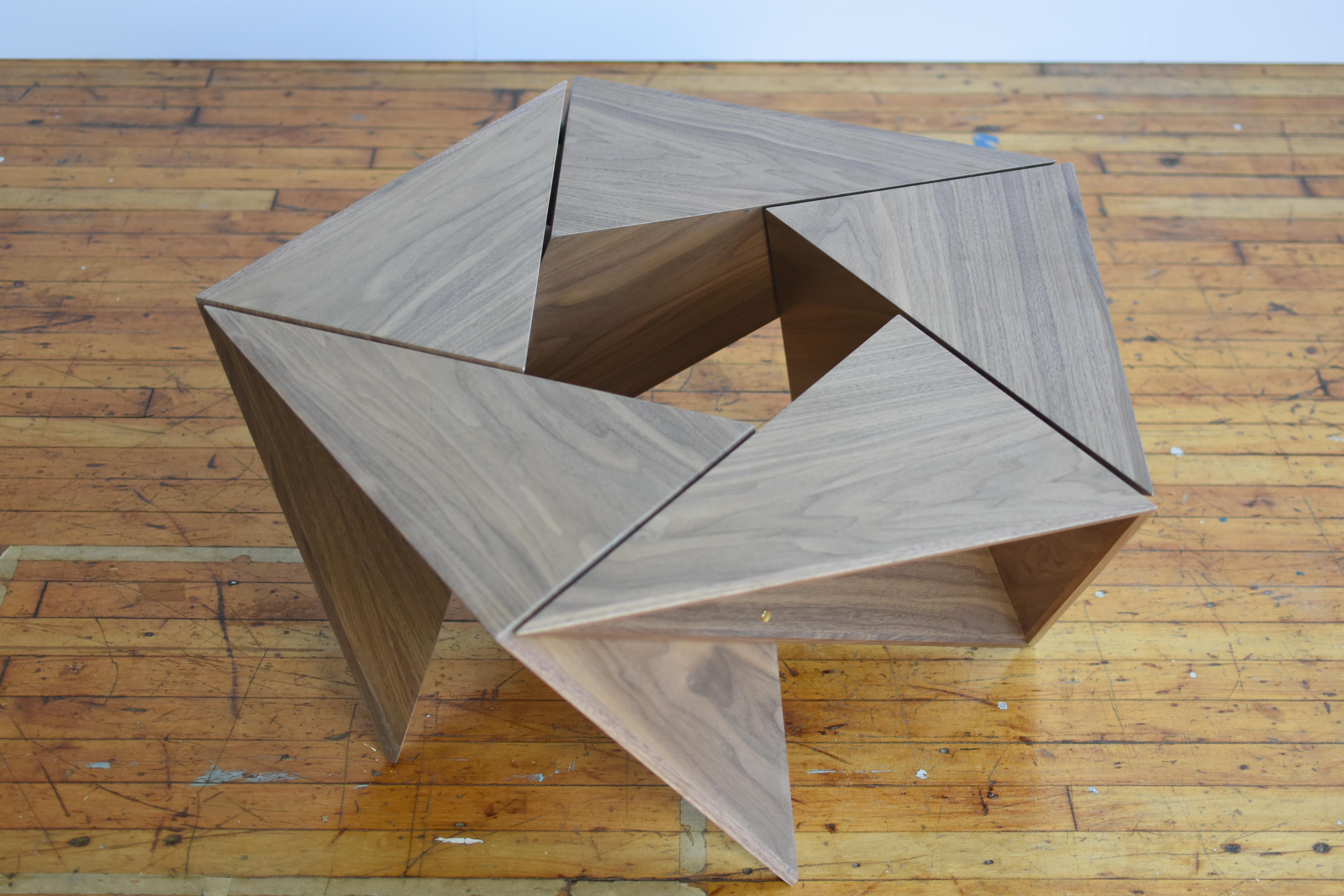 El Cangrejito, Pentagonal, Modularer Couchtisch aus Nussbaumholz von Louis Lim (21. Jahrhundert und zeitgenössisch) im Angebot