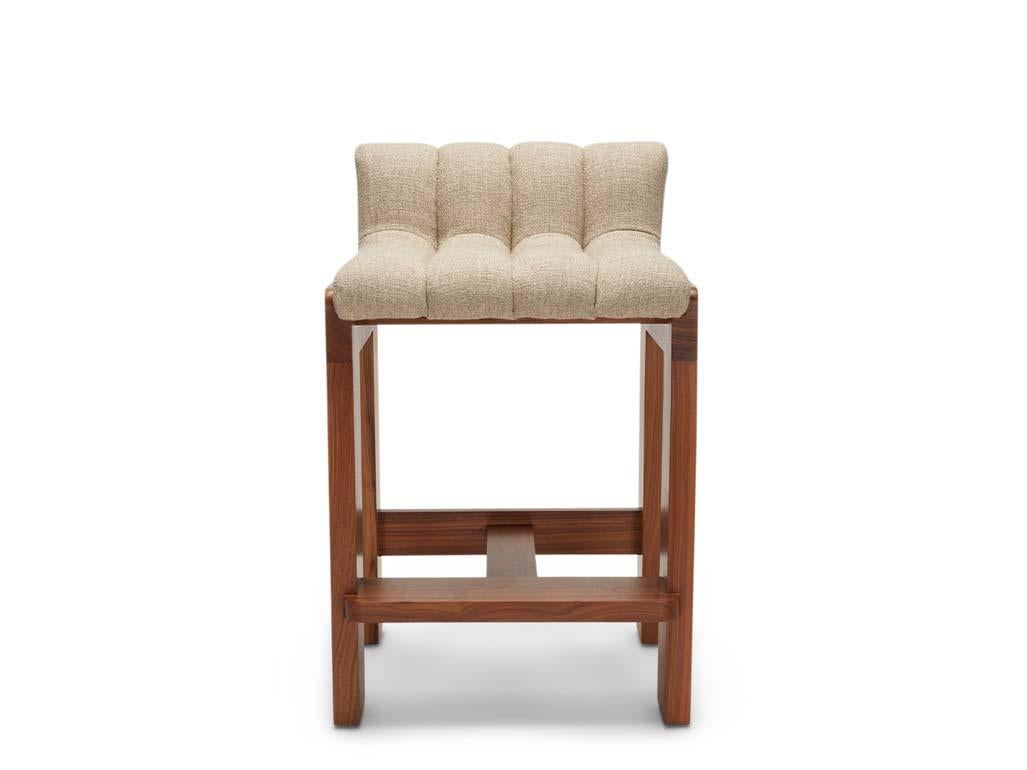 Lo sgabello El CAP ha una struttura in legno massiccio robusta e ricca di dettagli, sormontata da una seduta con inserti che ricordano le onde dell'oceano.

La collezione Lawson-Fenning è progettata e realizzata a mano a Los Angeles, in California.