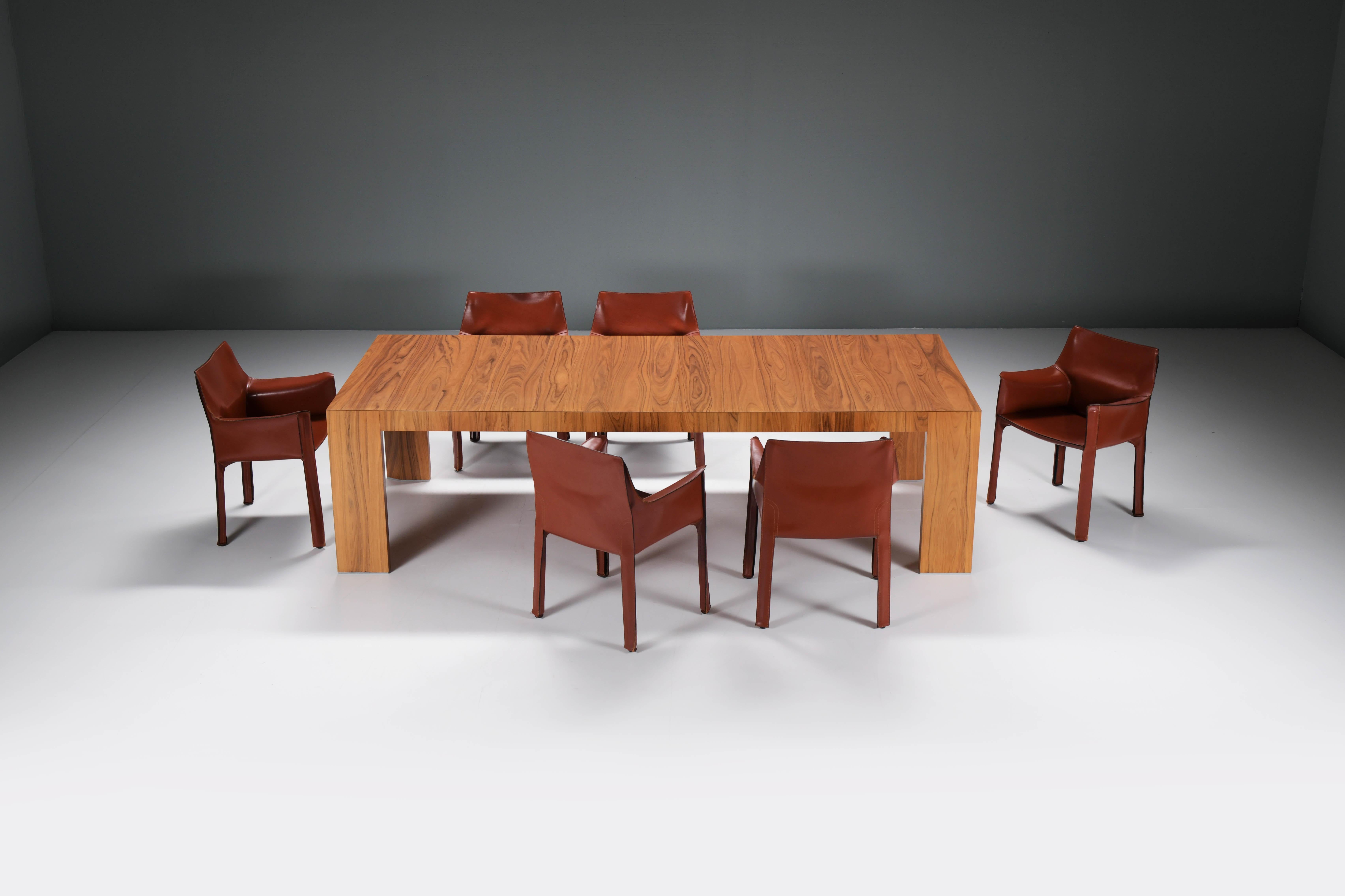 Magnifique ensemble de salle à manger Cassina. La combinaison parfaite : la table de salle à manger El Dom xl (270cm) en palissandre de Santos associée à un ensemble vintage de fauteuils en cuir CAB 413 rouge bordeaux.
La table EL DOM a été conçue