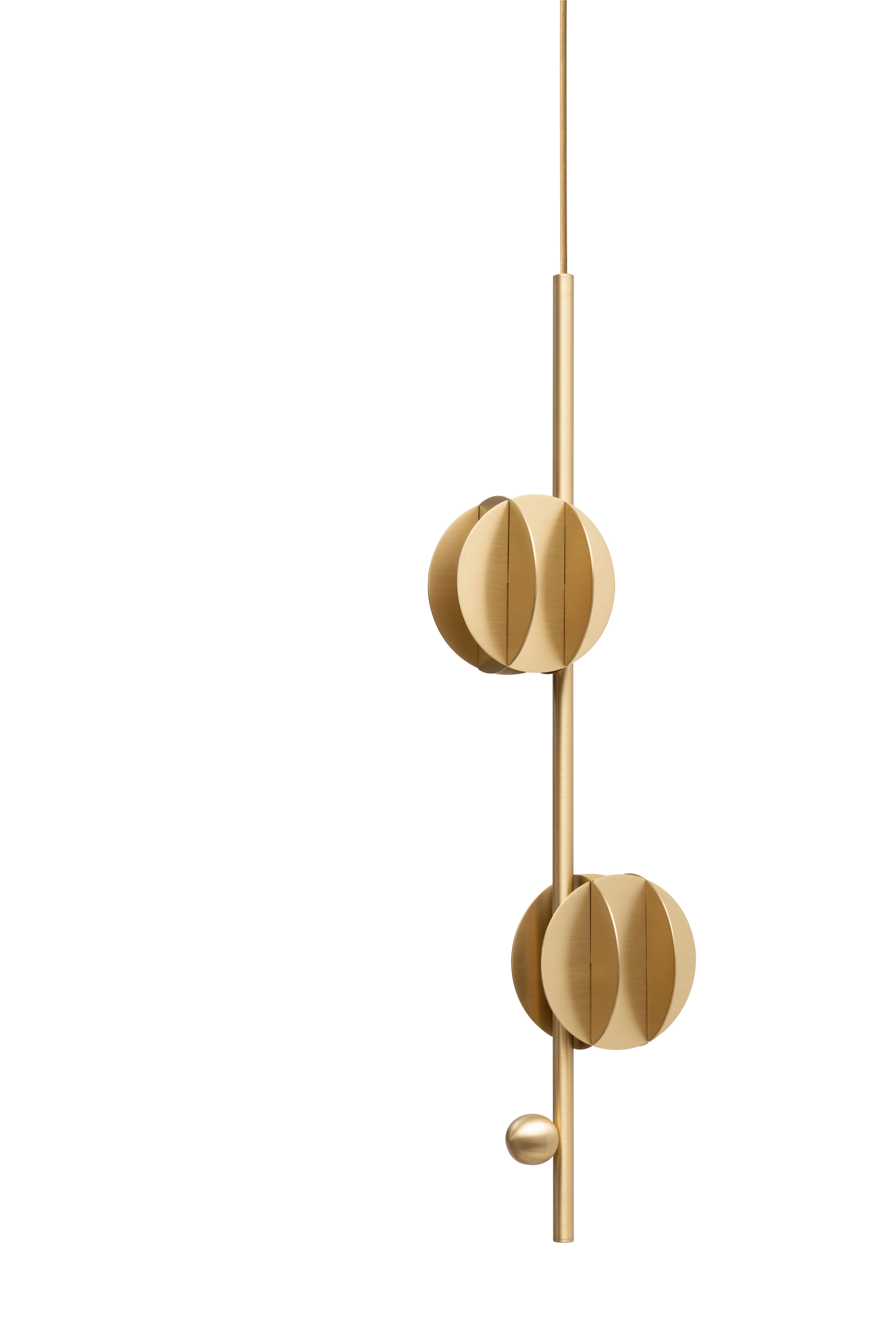 Lampada El Vertical CS1 di NOOM
Dimensioni: L. 24 x P. 15 x H. 82 cm 
Materiali: Ottone.

La collezione di illuminazione 'El' enfatizza l'estetica chiara e sicura del Suprematismo, un movimento artistico d'avanguardia dei primi del Novecento. Il