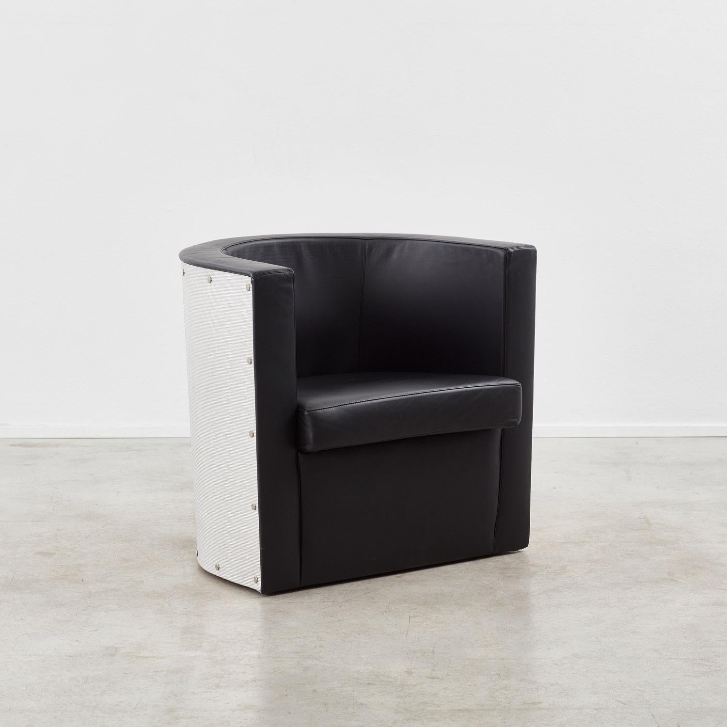 Diseñado originalmente para el Pabellón Soviético en la exposición Pressa de Colonia de 1928, el D62 de El Lizzitzky fue enormemente premonitorio. Arraigada en los movimientos Bauhaus y constructivista, esta temprana silla club recuerda la geometría