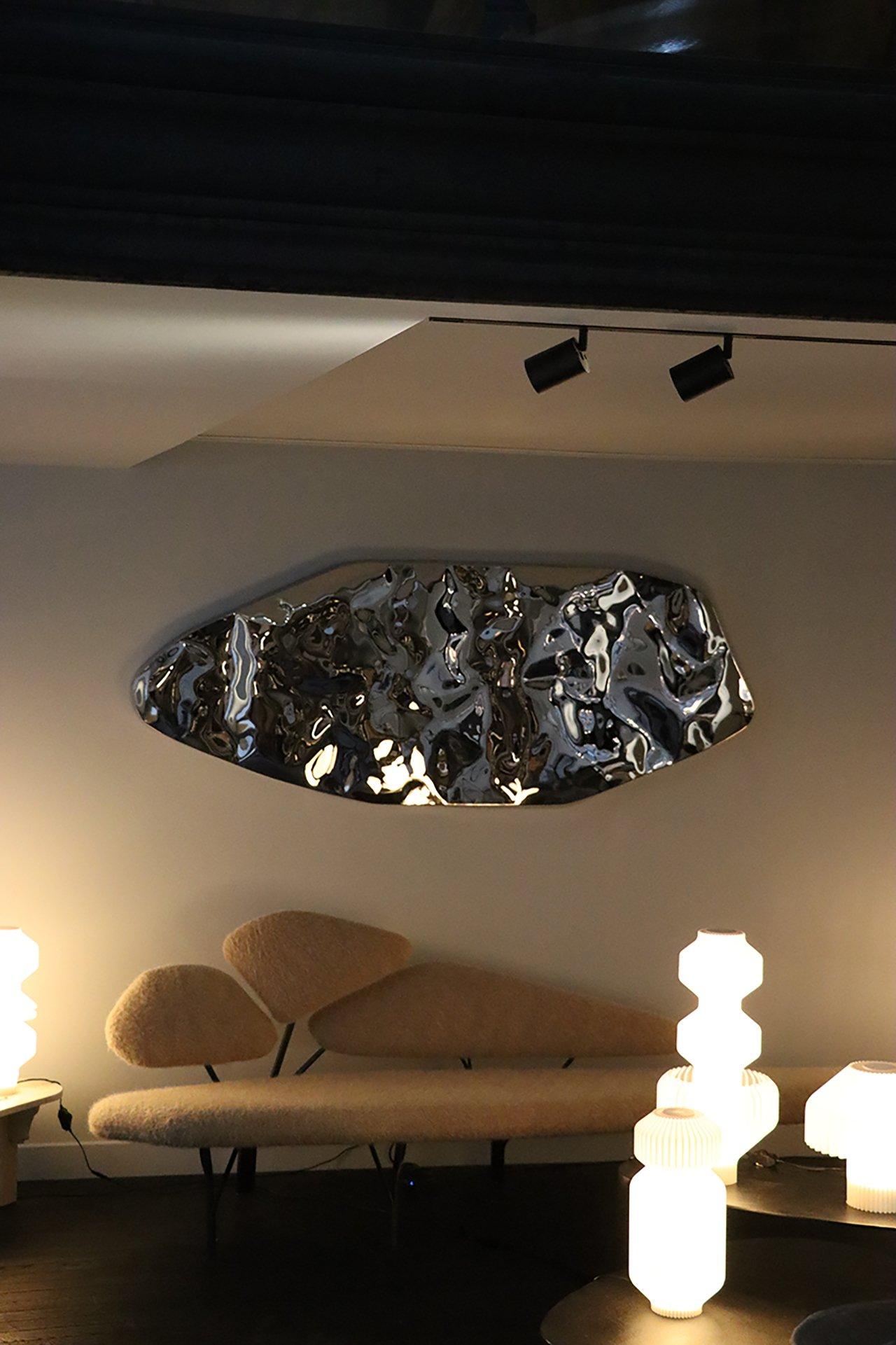 Pezzo da parete El Marli di Pepe Valenti
Dimensioni: D 7 x L 70 x H 190 cm.
Materiali: Acciaio inossidabile cromato.

Ispirandomi all'esperienza immersiva dell'installazione di El Marli, ho voluto creare un simile senso di meraviglia e bellezza che