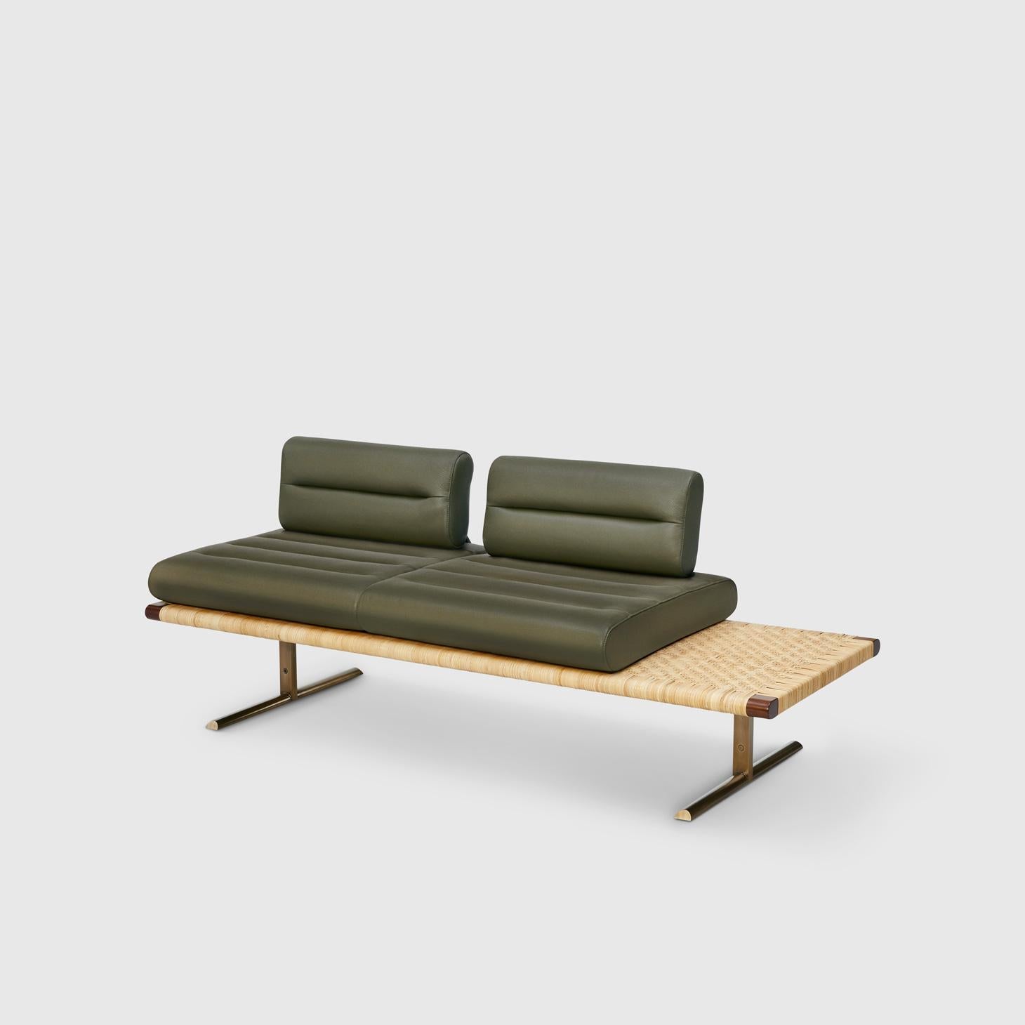 Ce canapé El Raval en stock de Yabu Pushelberg est présenté en cuir Olive de la collection Man of Parts.

Le canapé El Raval de Yabu Pushelberg est une pièce aux matériaux mixtes comprenant une base en rotin naturel tressé à la main placée sur un