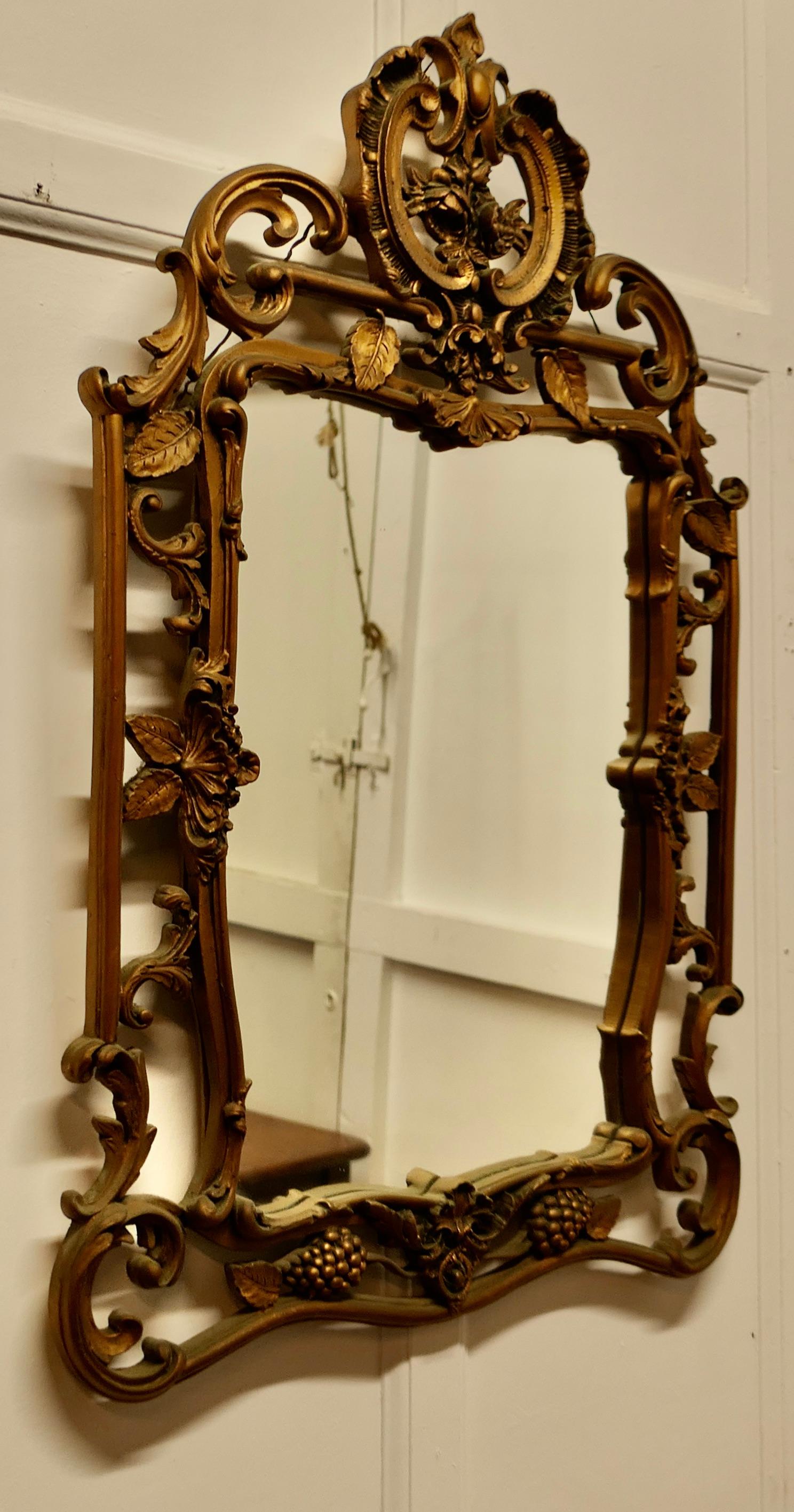 Aufwändiger Atsonea Rokoko vergoldeter Wandspiegel

Der Spiegel ist im Rokoko-Stil mit einem breiten durchbrochenen vergoldeten Rahmen dekoriert, hat es eine große Schnecke Design auf der Oberseite
Das Spiegelglas ist original und in gutem Zustand