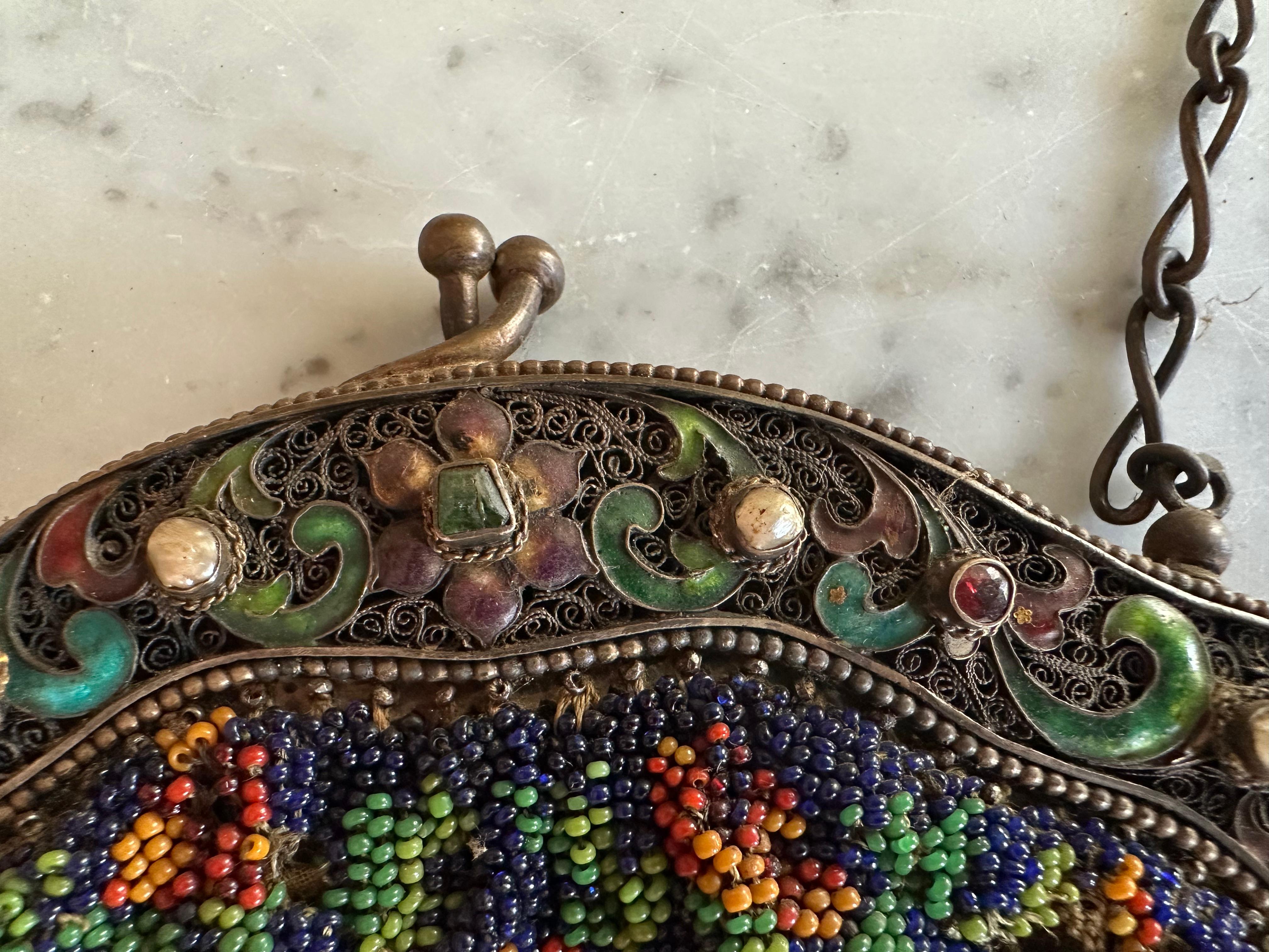 This round antique beaded handbag from the Historicist period, dating to around 1880, is a true collector’s piece and a fine example of 19th-century textile craftsmanship. Its richly detailed design combines colorful beadwork with exceptional
