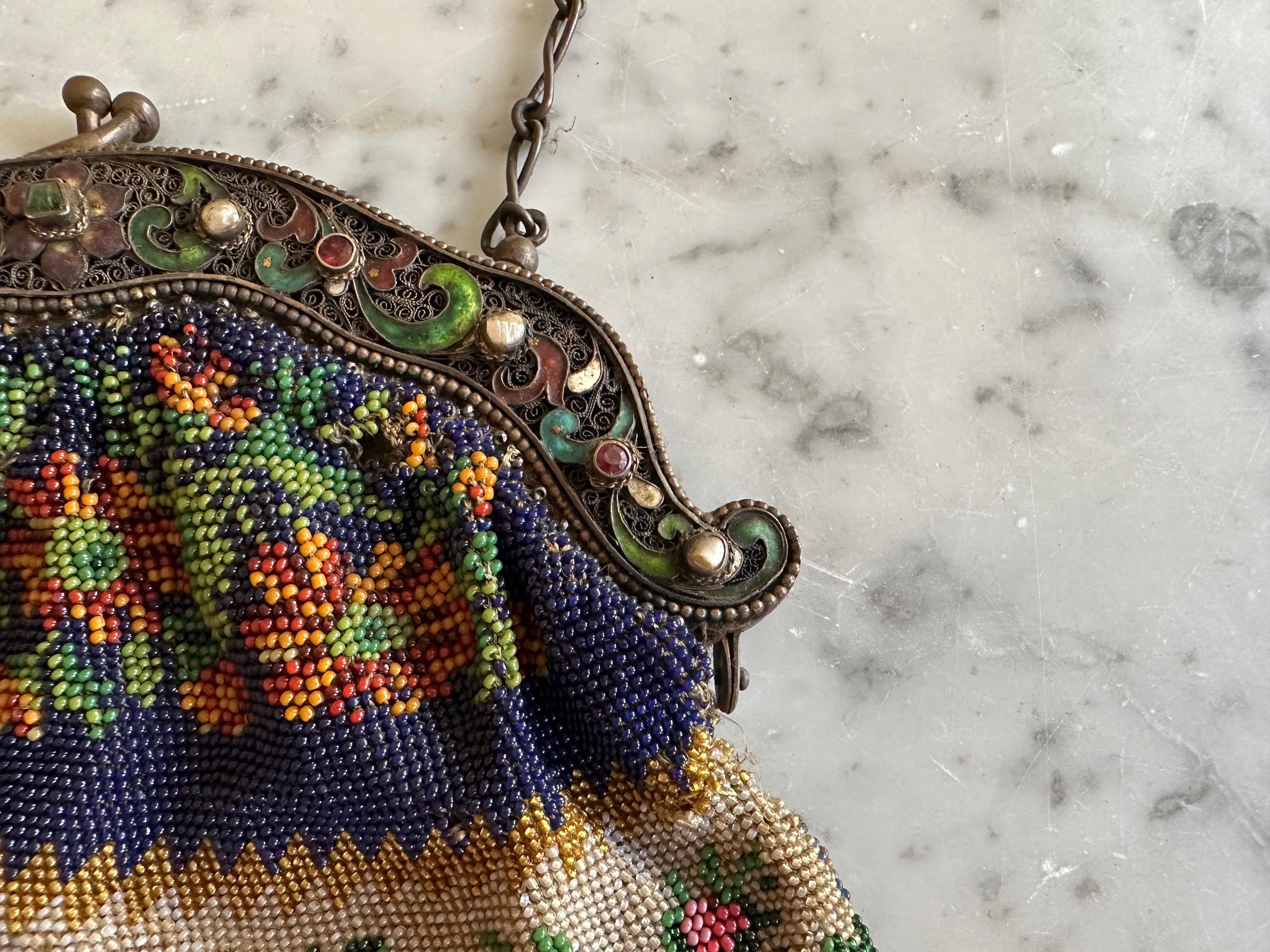 Elaborate Beaded Handbag with Cloisonné-Style Clasp, Historicism circa 1880 In Good Condition For Sale In Hamburg, DE