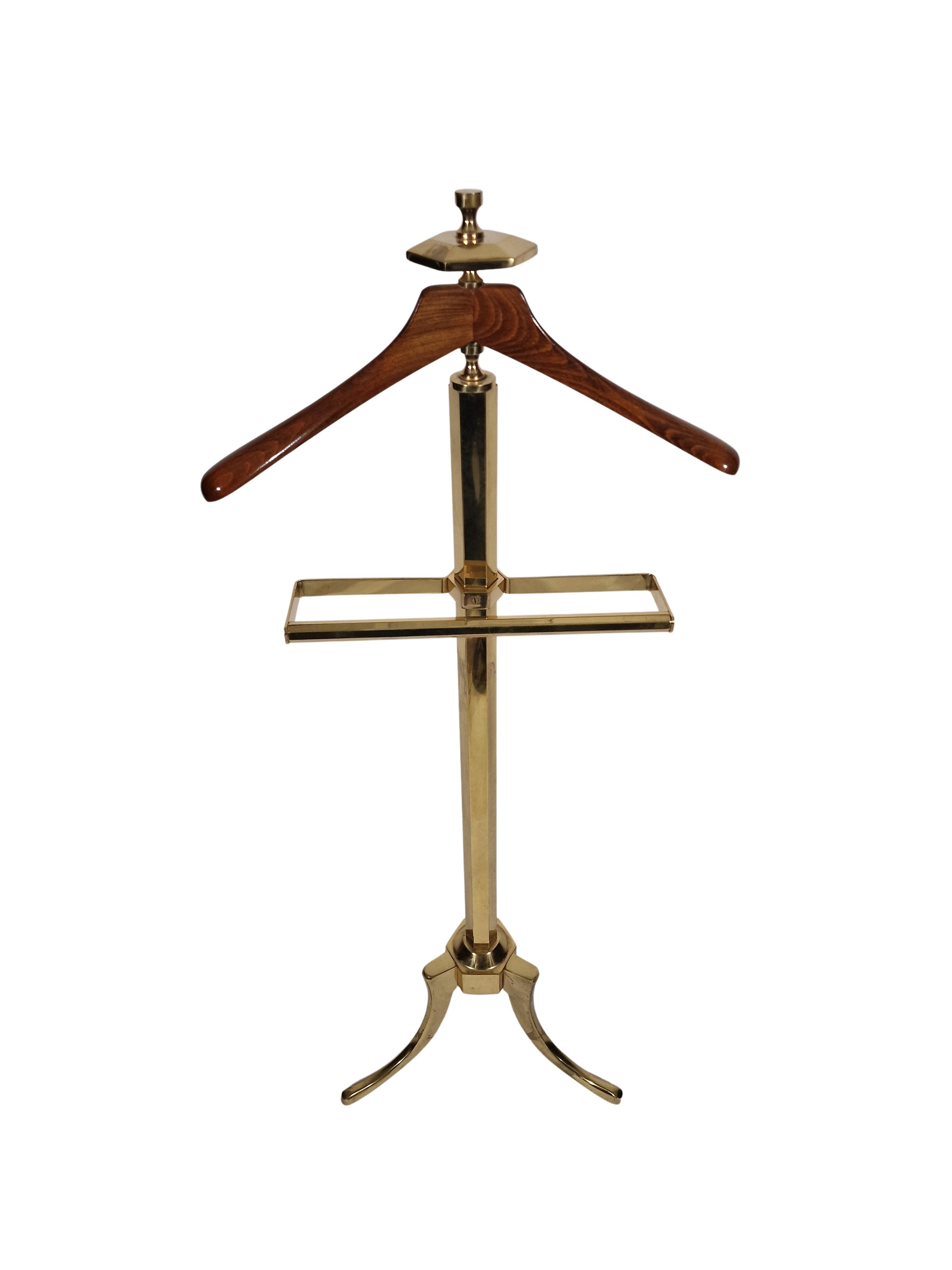 High-quality clothes rack, so-called silent servant, made in Germany in the 1970s/80s. This wonderful home accent is a special eye-catcher and very useful. 
The clothes rack has three flared legs, then a polygonal column that reveals a holder on