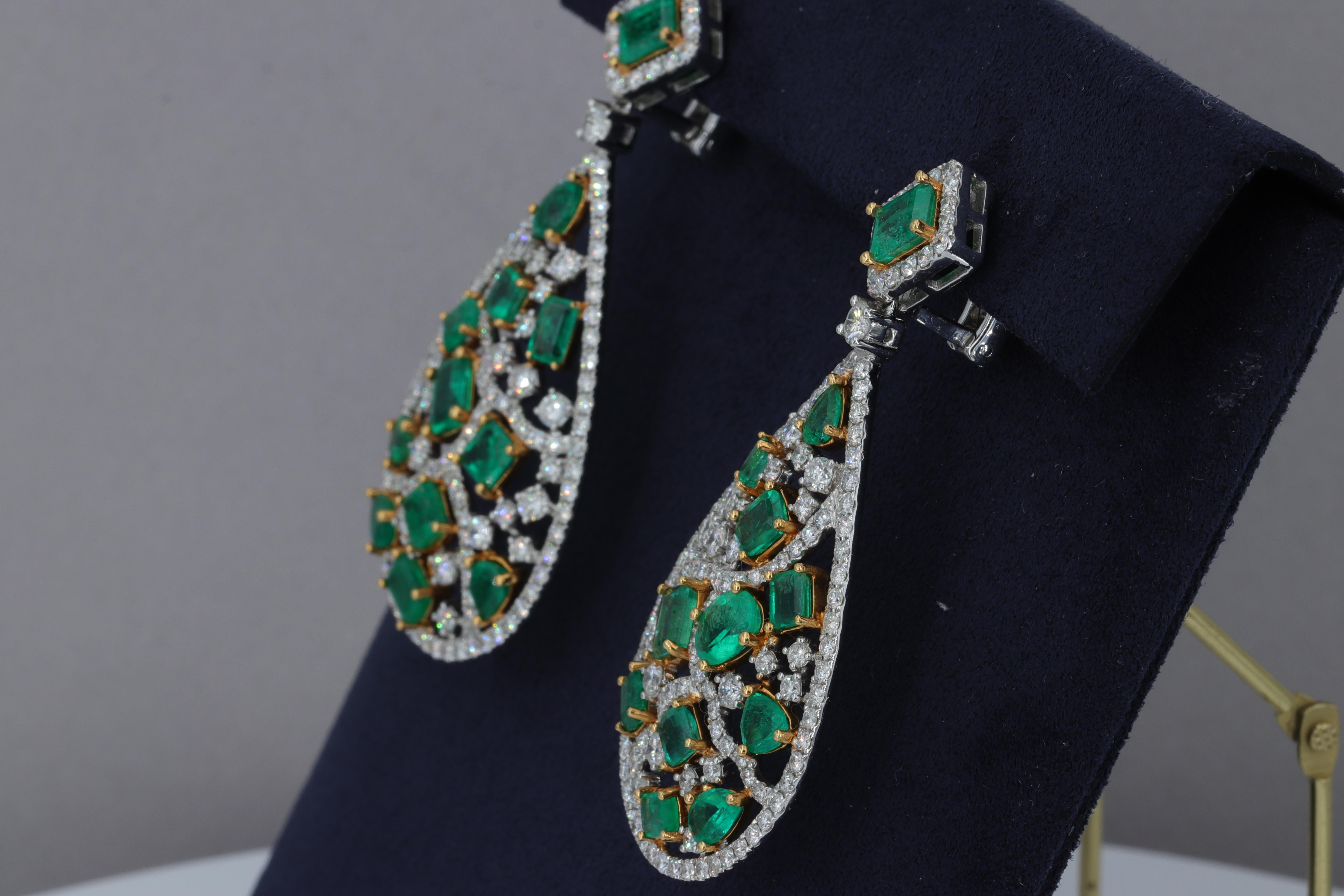 12,11 Karat kolumbianischer Smaragd und 5,08 Karat Diamant-Tropfen-Ohrringe (Smaragdschliff) im Angebot