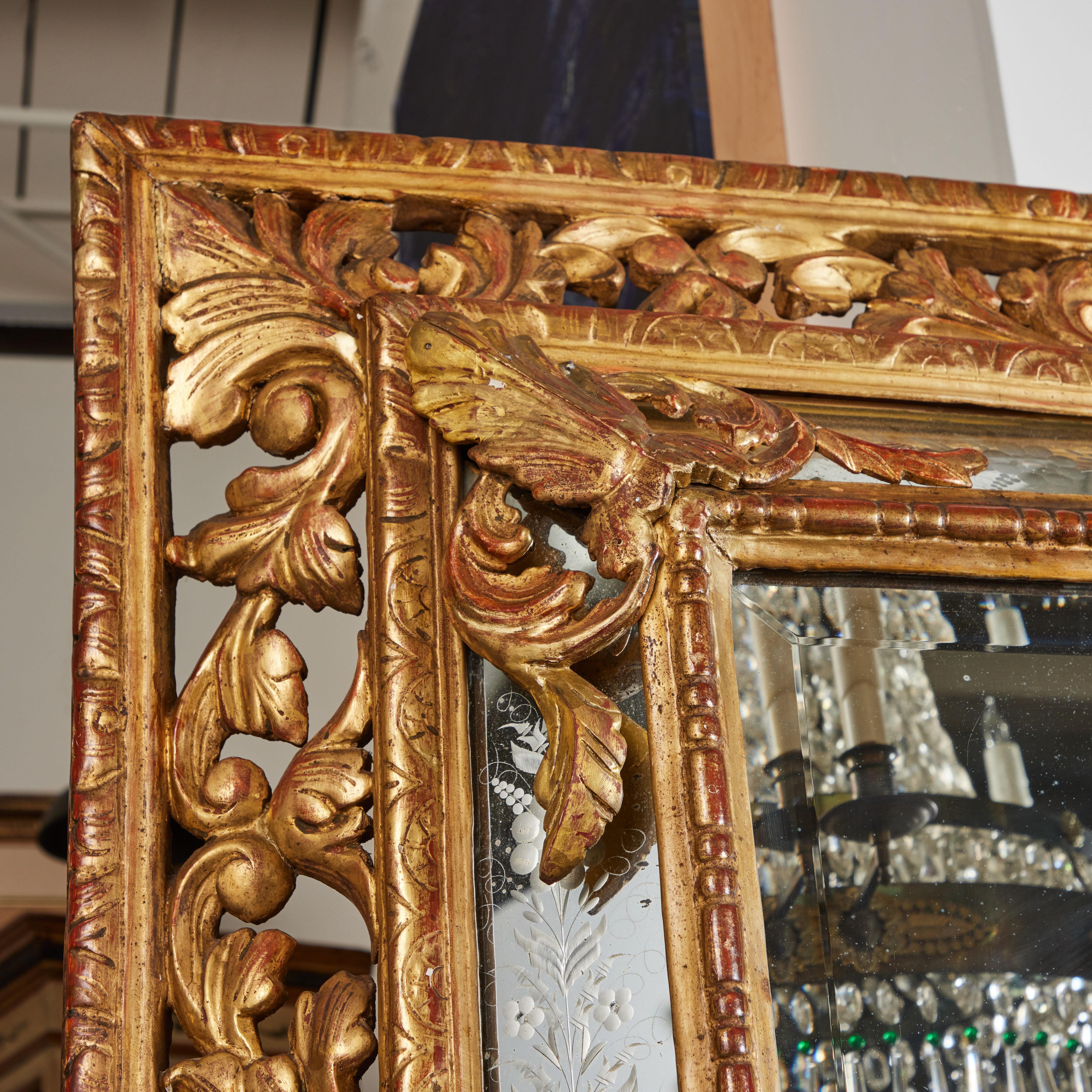 Biseauté Miroir à gradins doré et gravé de grande qualité en vente