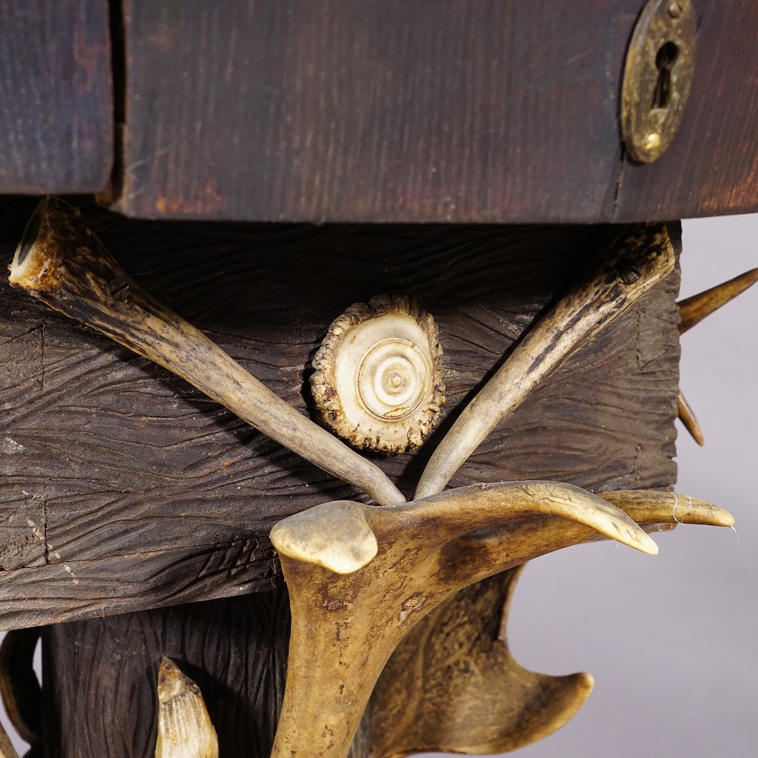 Aufwändiger handgefertigter Beistelltisch im Black Forest-Stil aus Geweih ca. 1900 im Angebot 2