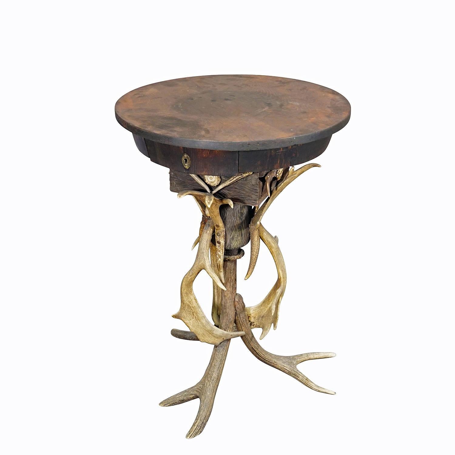 Aufwändiger handgefertigter Beistelltisch im Black Forest-Stil aus Geweih ca. 1900

Ein kunstvoll handgefertigter Beistelltisch im Schwarzwaldstil. Er besteht aus einem Hirsch- und Damwildgeweih und einer Tischplatte aus Eichenholz mit Schublade.