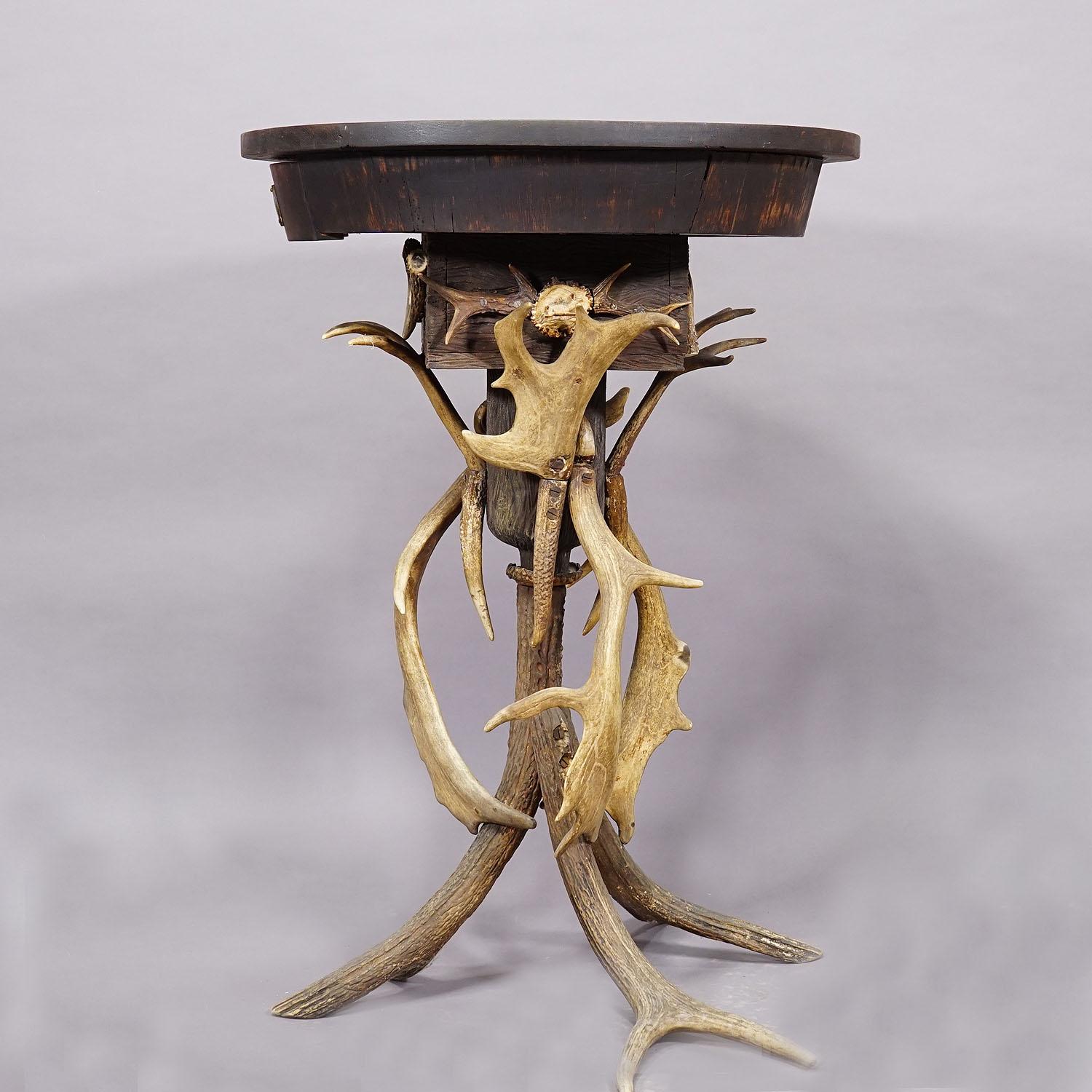 Aufwändiger handgefertigter Beistelltisch im Black Forest-Stil aus Geweih ca. 1900 (Deutsch) im Angebot