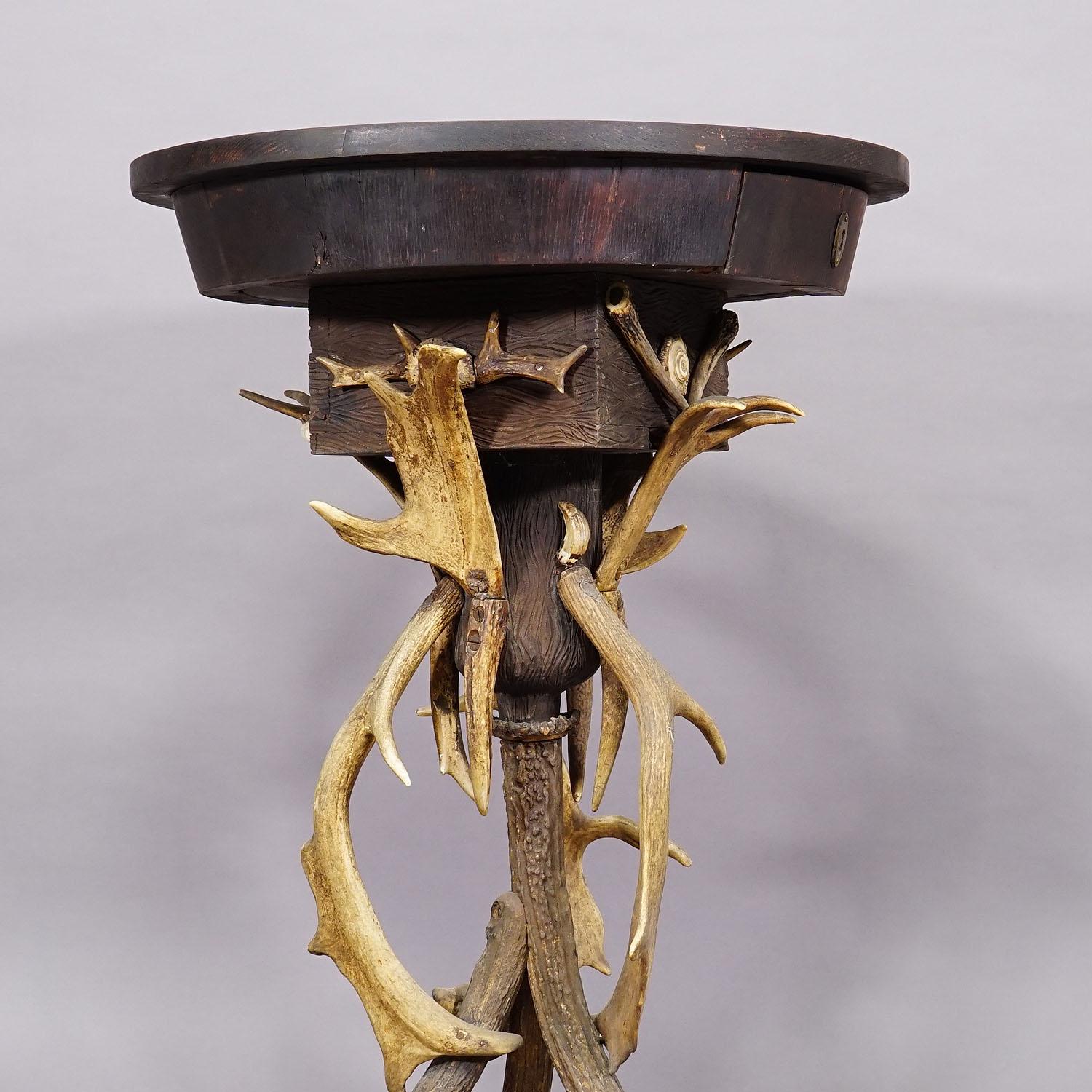 Aufwändiger handgefertigter Beistelltisch im Black Forest-Stil aus Geweih ca. 1900 (Handgeschnitzt) im Angebot