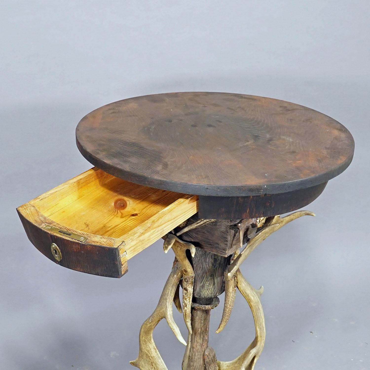 Aufwändiger handgefertigter Beistelltisch im Black Forest-Stil aus Geweih ca. 1900 im Zustand „Gut“ im Angebot in Berghuelen, DE