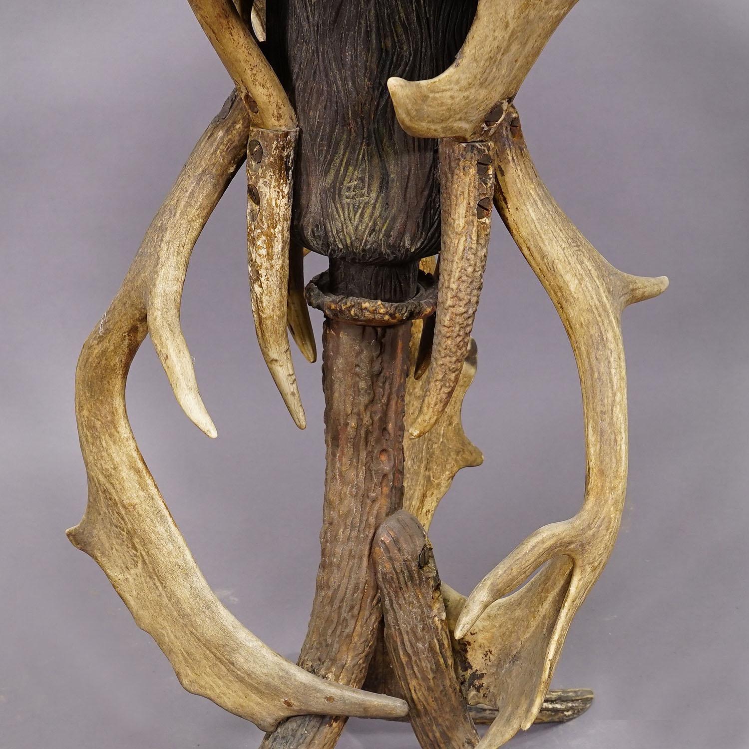 Aufwändiger handgefertigter Beistelltisch im Black Forest-Stil aus Geweih ca. 1900 (19. Jahrhundert) im Angebot