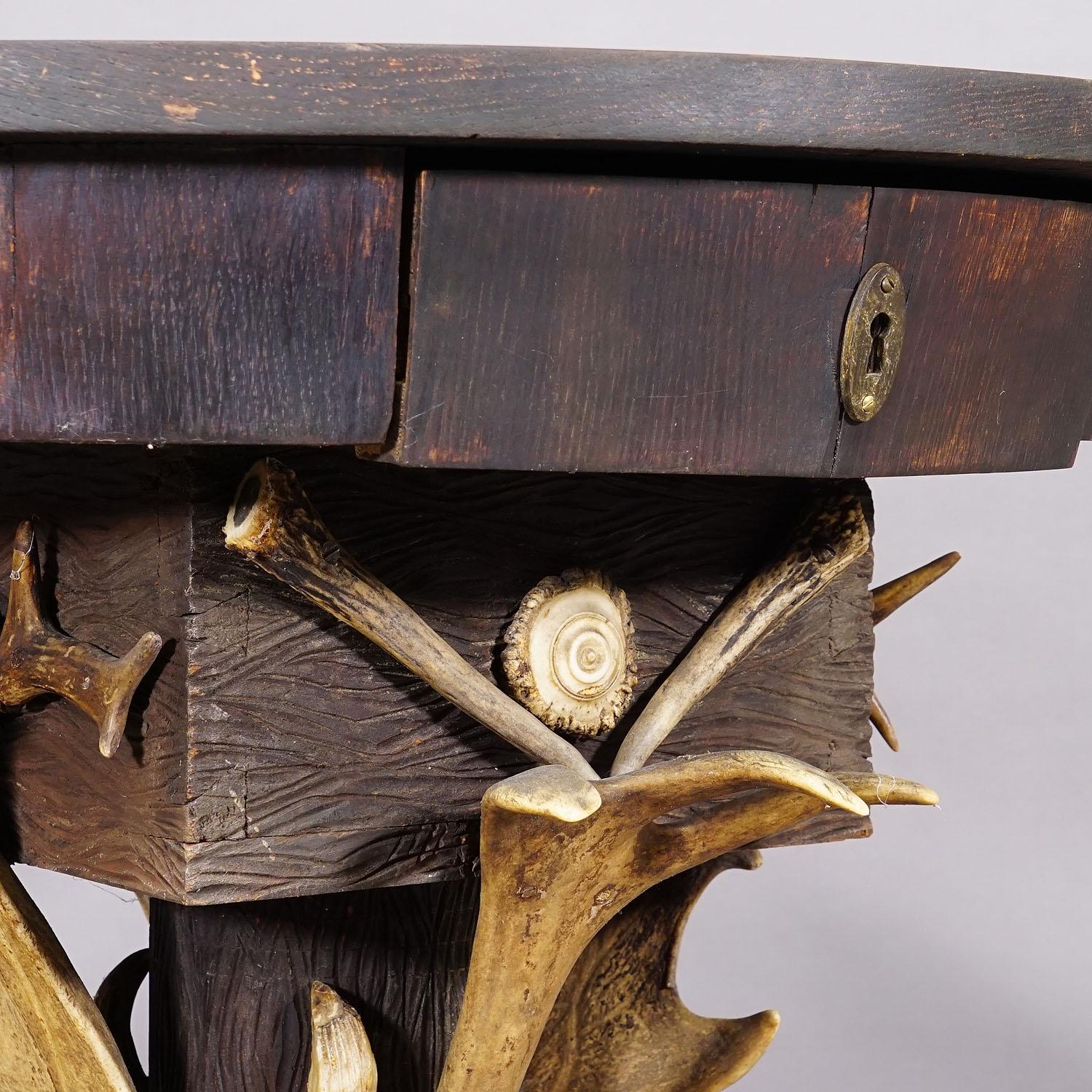 Aufwändiger handgefertigter Beistelltisch im Black Forest-Stil aus Geweih ca. 1900 im Angebot 1