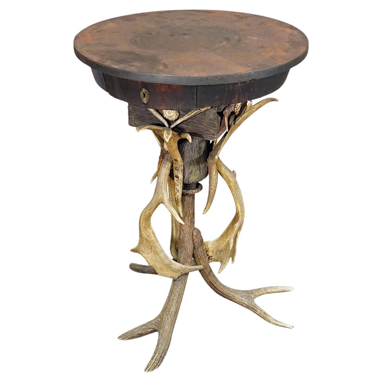 Aufwändiger handgefertigter Beistelltisch im Black Forest-Stil aus Geweih ca. 1900 im Angebot