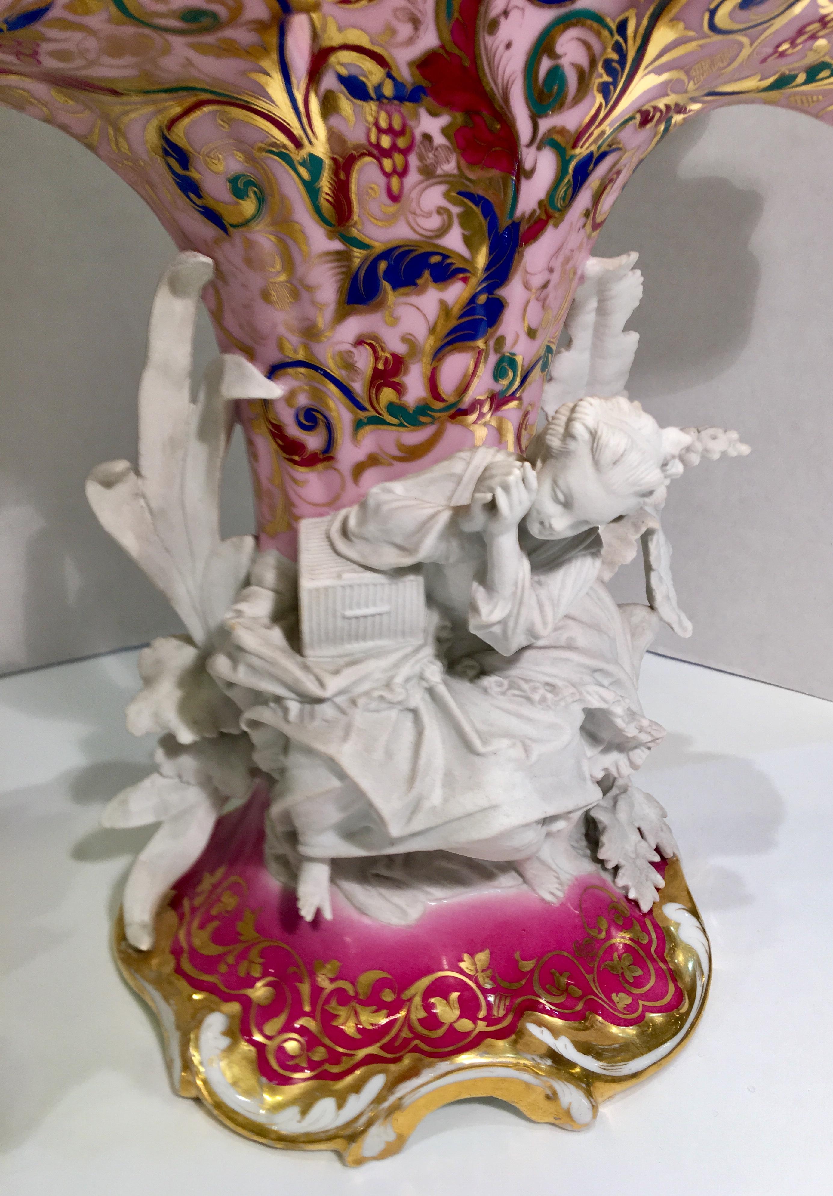 Pareja elaborada de jarrones rococó franceses antiguos de porcelana y bisqué de Old Paris Pintado a mano en venta