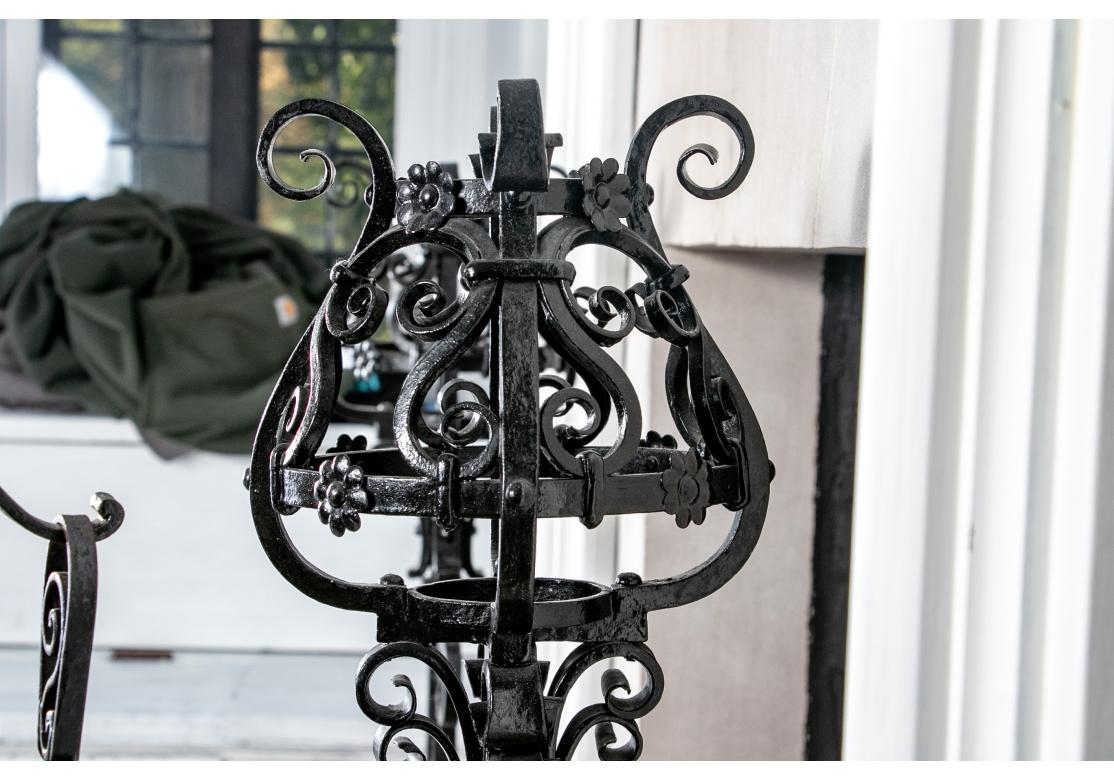 Élaboré et déroulé  Ensemble de chenets, porte-bûches et outils pour le feu en vente 3