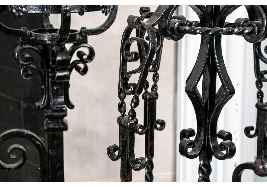 Élaboré et déroulé  Ensemble de chenets, porte-bûches et outils pour le feu en vente 8