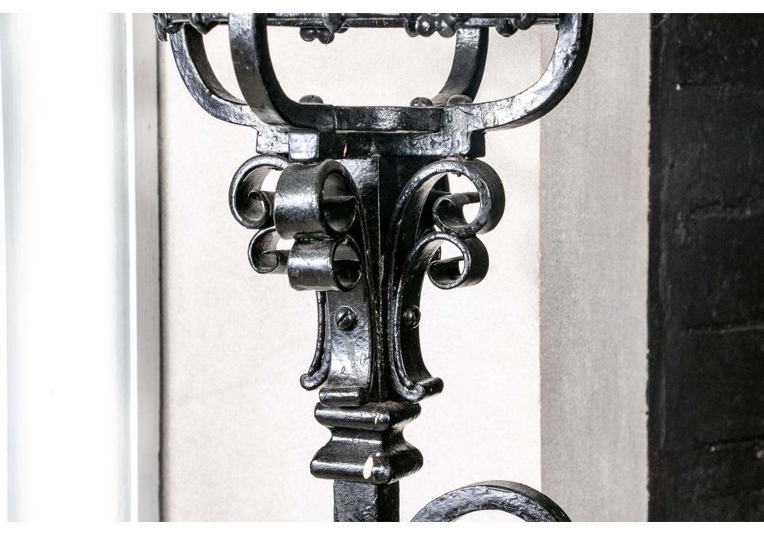 Mouvement esthétique Élaboré et déroulé  Ensemble de chenets, porte-bûches et outils pour le feu en vente