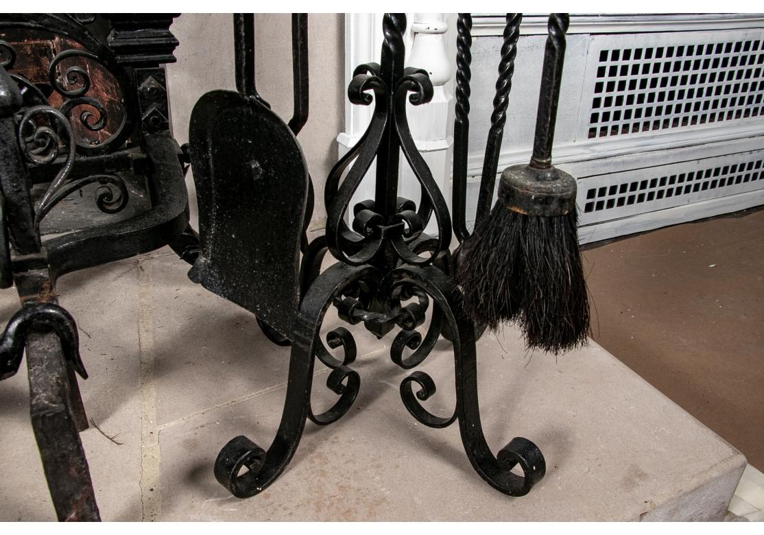 Fer forgé Élaboré et déroulé  Ensemble de chenets, porte-bûches et outils pour le feu en vente