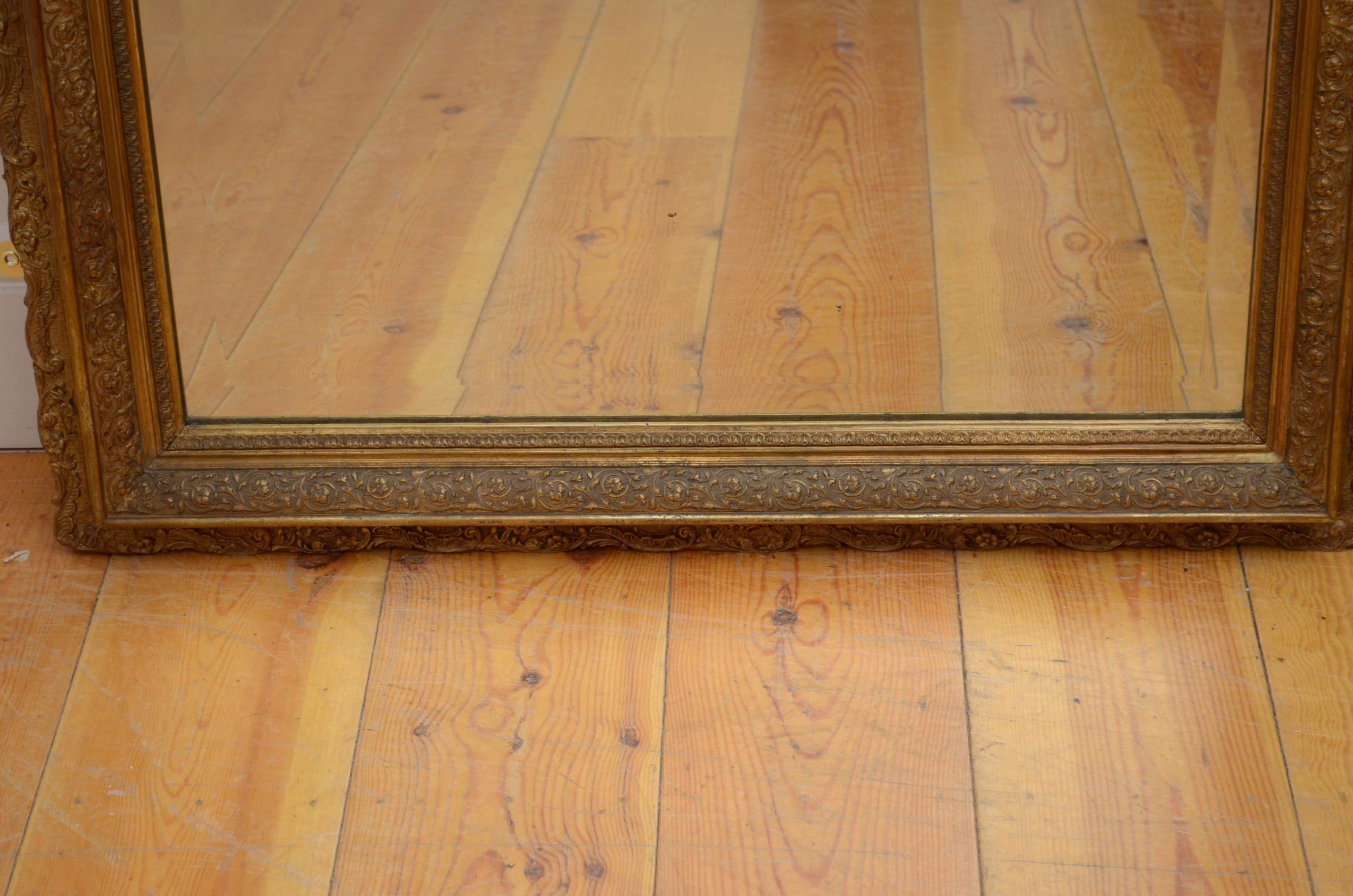 Aufwändiger Spiegel aus vergoldetem Holz aus dem XIX. Jahrhundert im Angebot 3